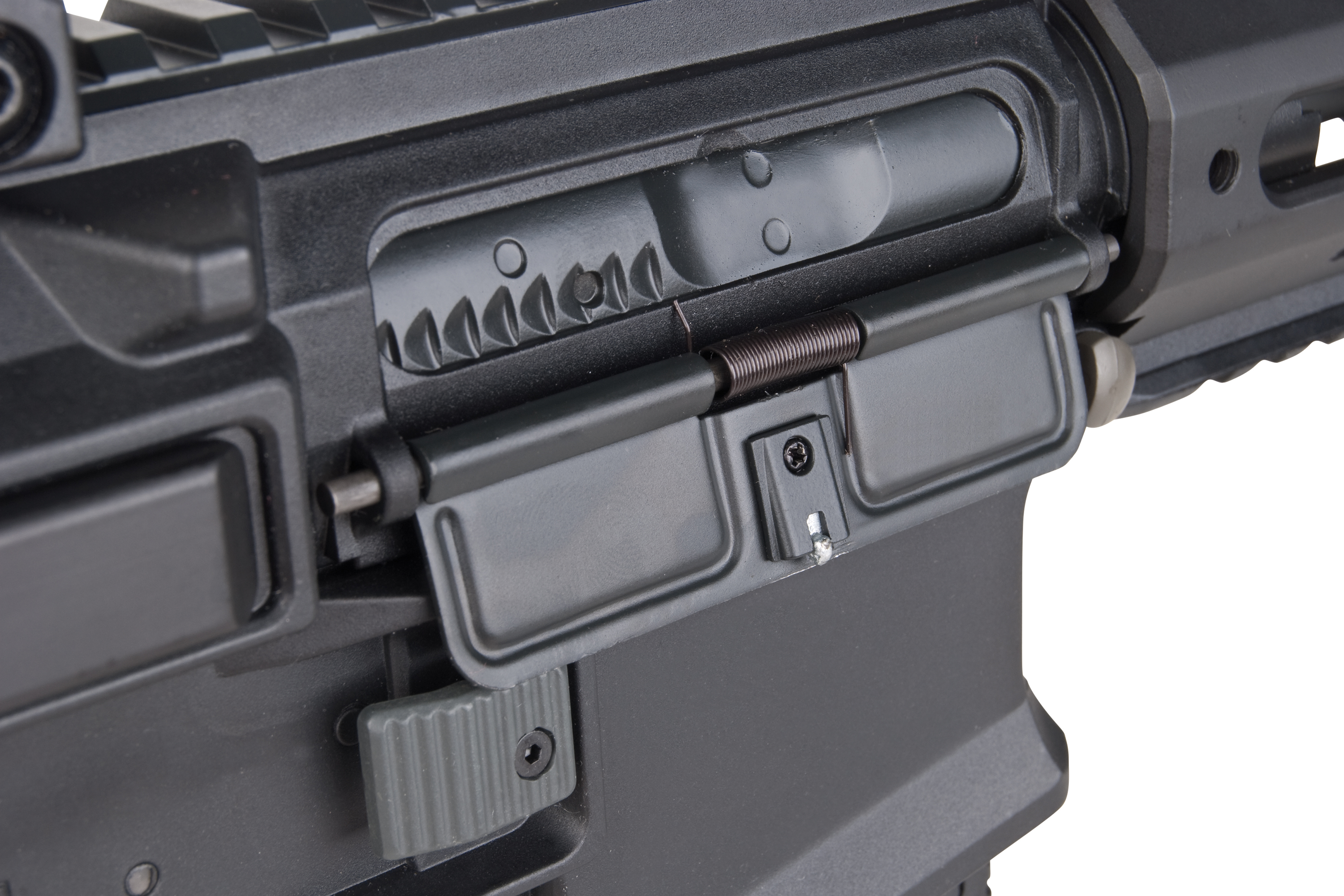 Nahaufnahme eines schwarzen Gewehrgehäuses im AR-15-Stil mit robuster Staubschutzhülle aus Metall und integriertem Schienensystem.
