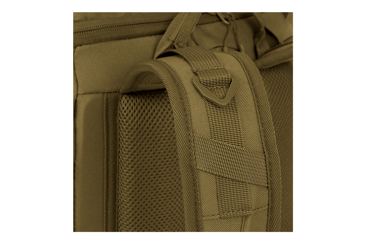 Nahaufnahme eines kojotenbraunen Schultergurts für einen taktischen Rucksack mit strapazierfähigem Nylongewebe und einer stabilen D-Ring-Halterung.