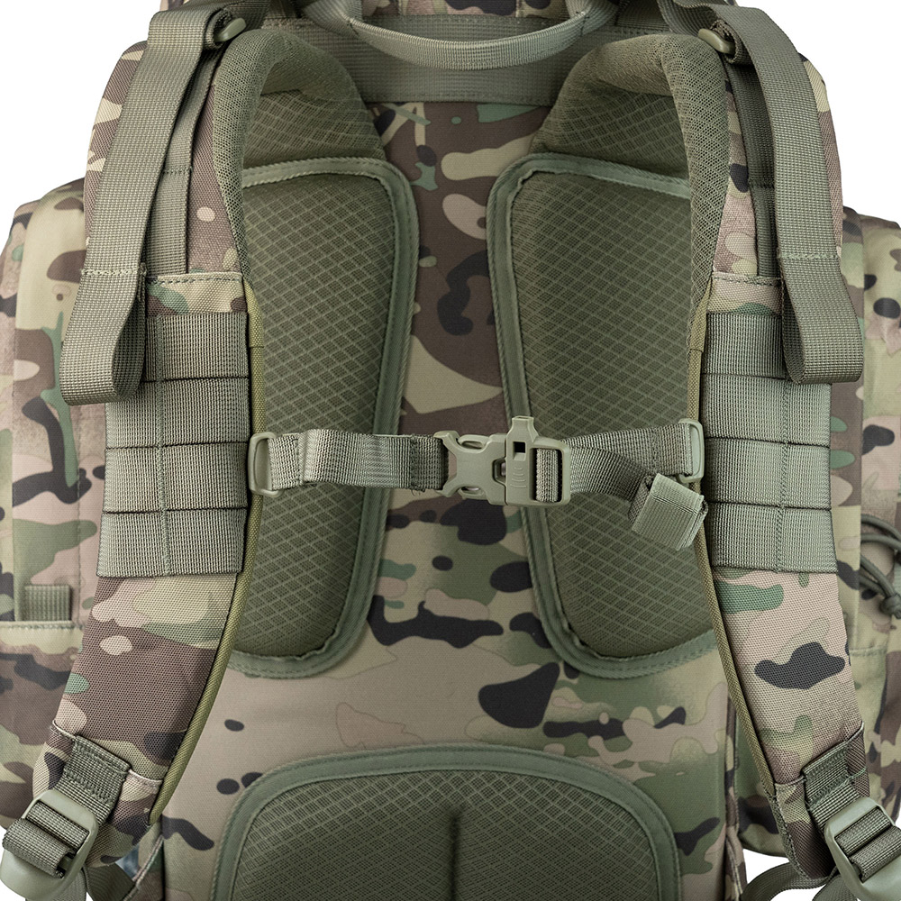 Rückansicht eines taktischen Rucksacks im Tarnmuster mit gepolsterten Schultergurten, MOLLE-Gurtband und Brustschnalle.