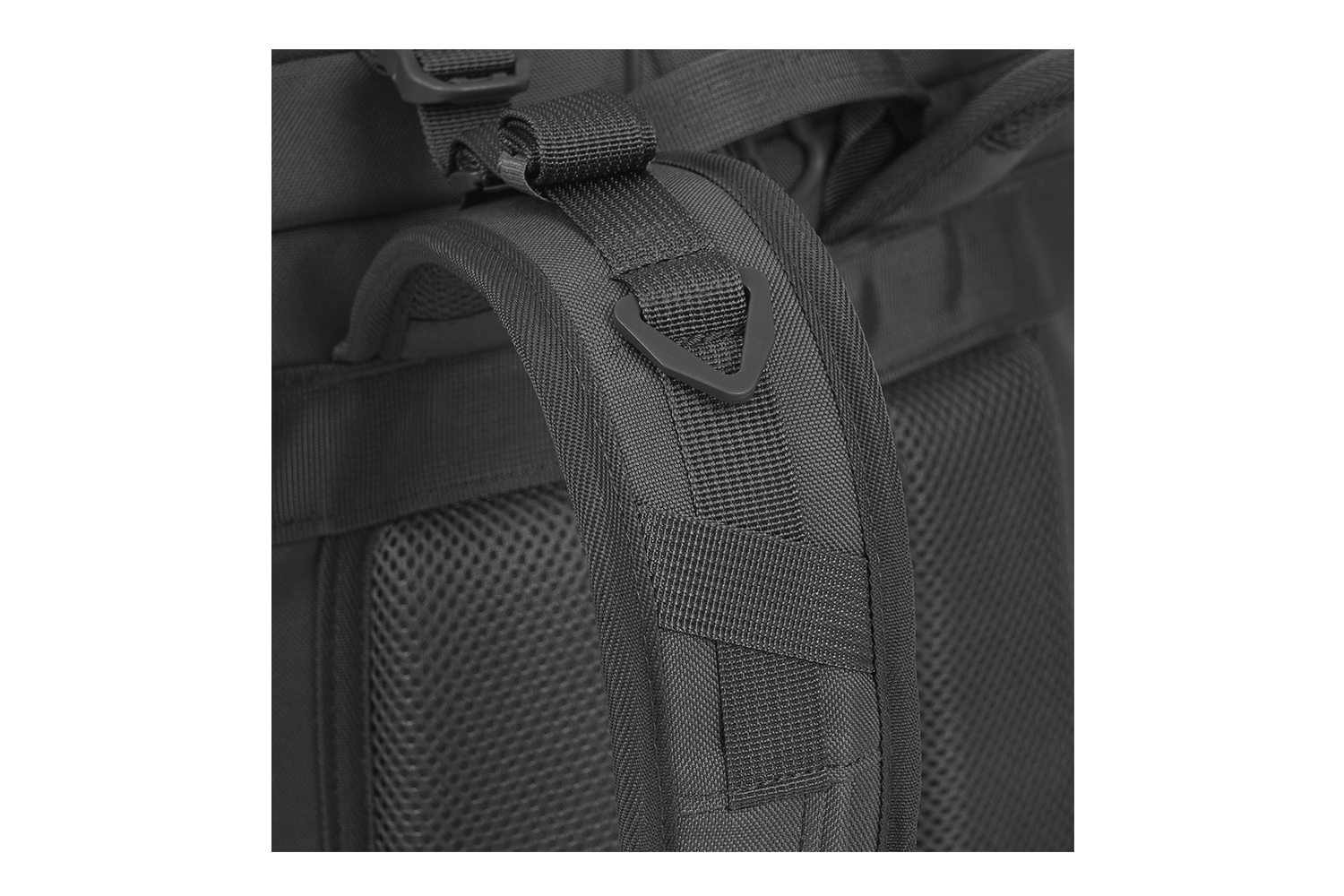 Nahaufnahme eines schwarzen Schultergurts für einen taktischen Rucksack mit strapazierfähigem Nylongewebe, einem D-Ring und einer gepolsterten Netzrückseite.