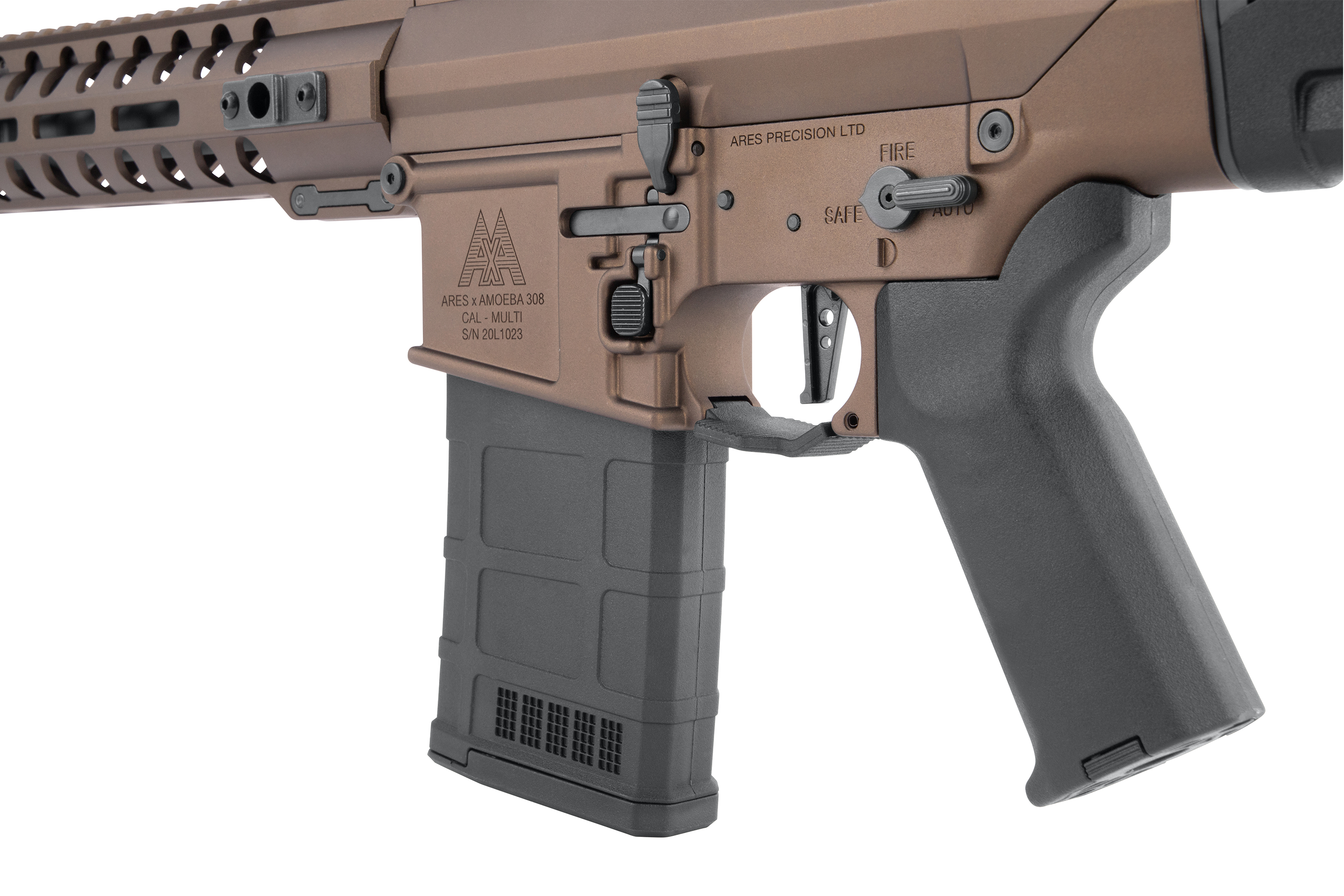 Nahaufnahme des Ares Amoeba 308 Airsoft-Gewehrgehäuses in Bronze mit schwarzem Polymergriff und angebrachtem Magazin.