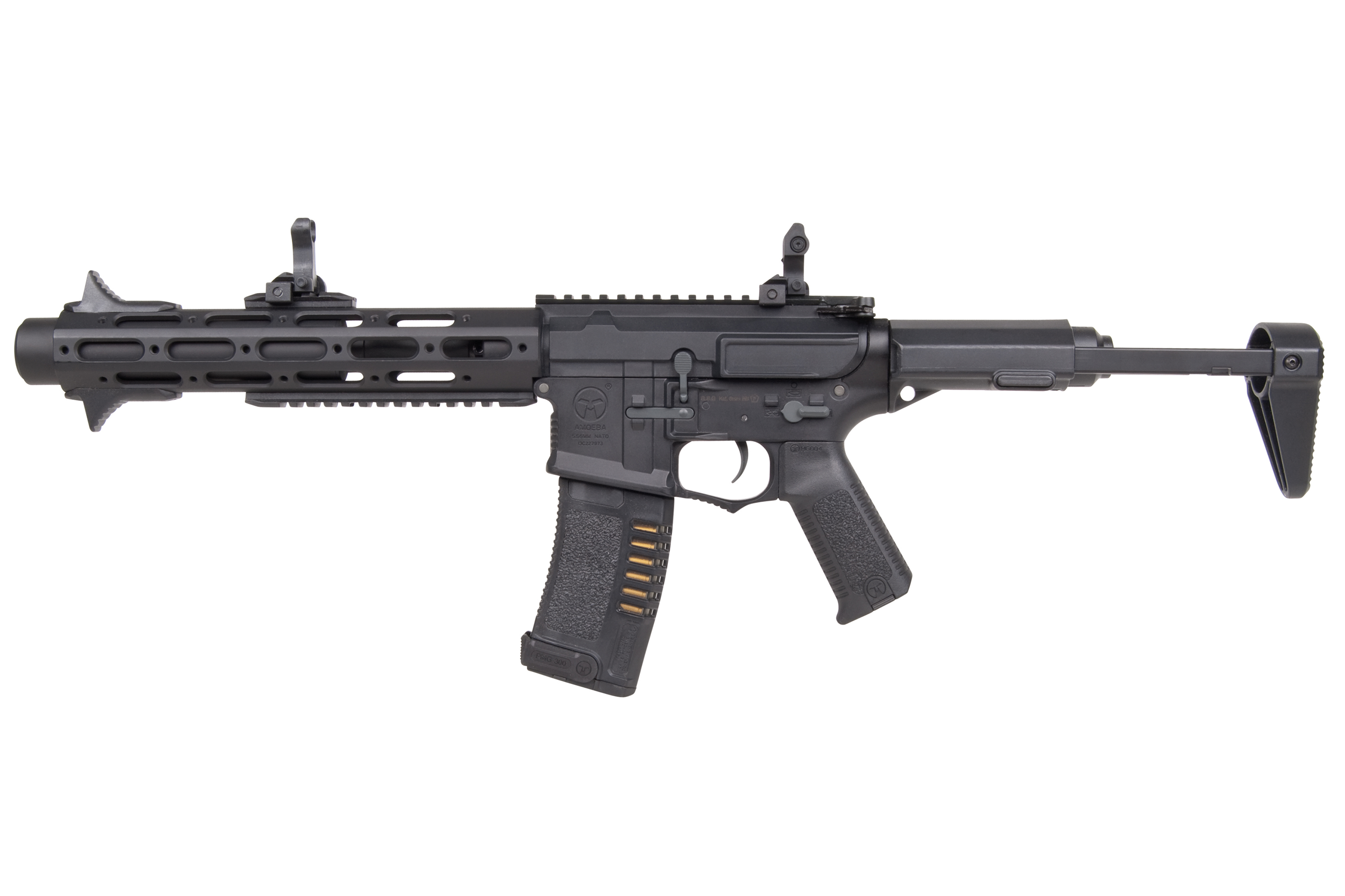 Schwarzes Airsoft-Gewehr Ares Amoeba mit M-LOK-Handschutz, verstellbarem Schaft und taktischem Magazin auf weißem Hintergrund.