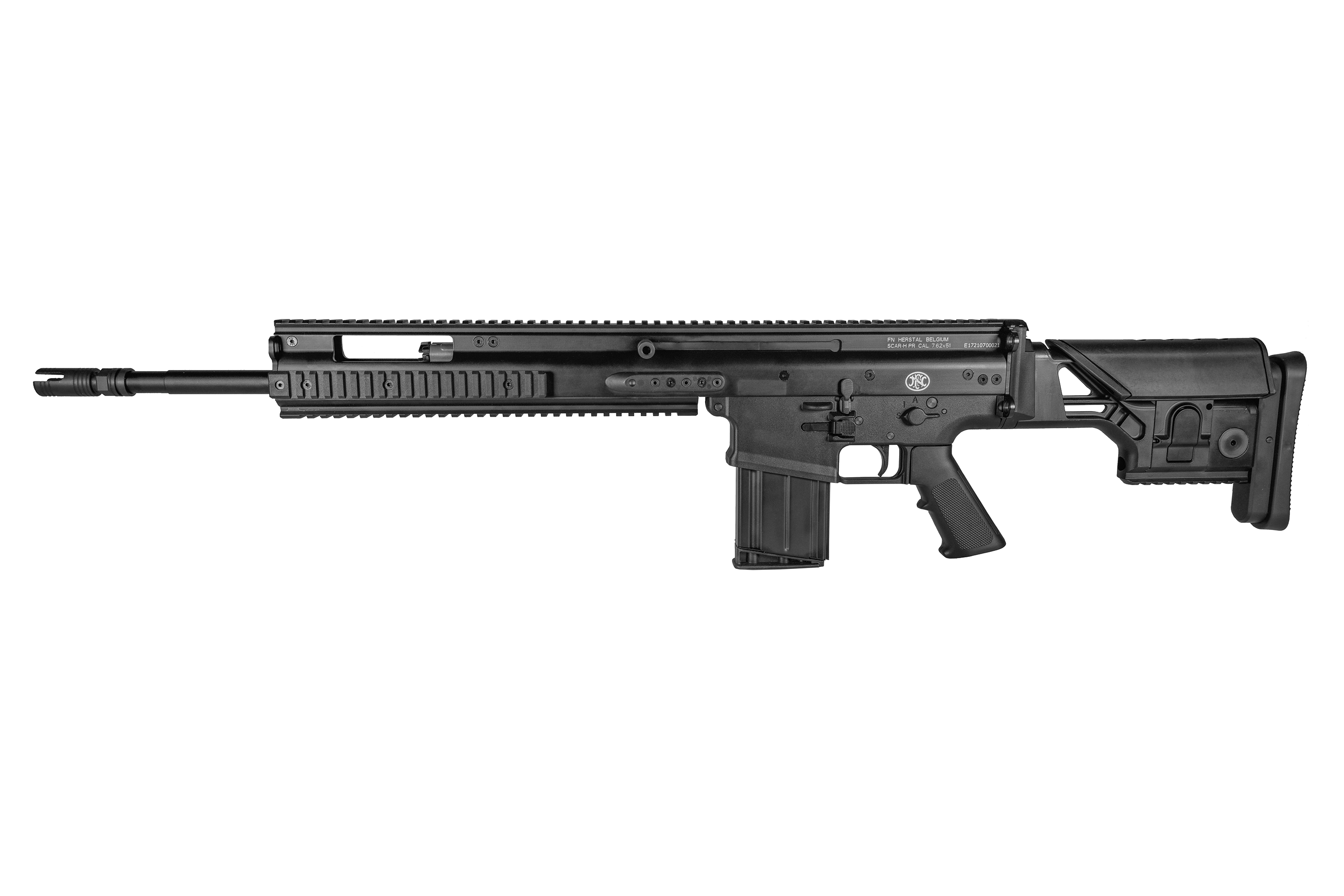 Schwarzes FN Herstal SCAR-H PR-Luftgewehr mit taktischem Schienensystem, verstellbarem Schaft und Magazin auf weißem Hintergrund.