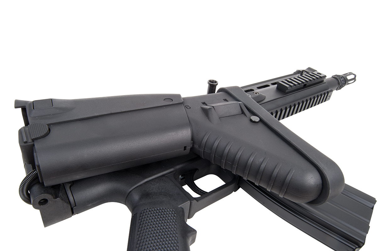 Schwarzes taktisches Luftgewehr mit Klappschaft, strukturiertem Pistolengriff und integriertem Schienensystem für Zubehör.