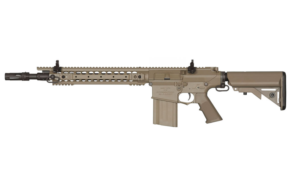Hellbraunes Luftgewehr im AR-15-Stil mit langem Metallhandschutz, verstellbarem Schaft und eiserner Visierung auf weißem Hintergrund.