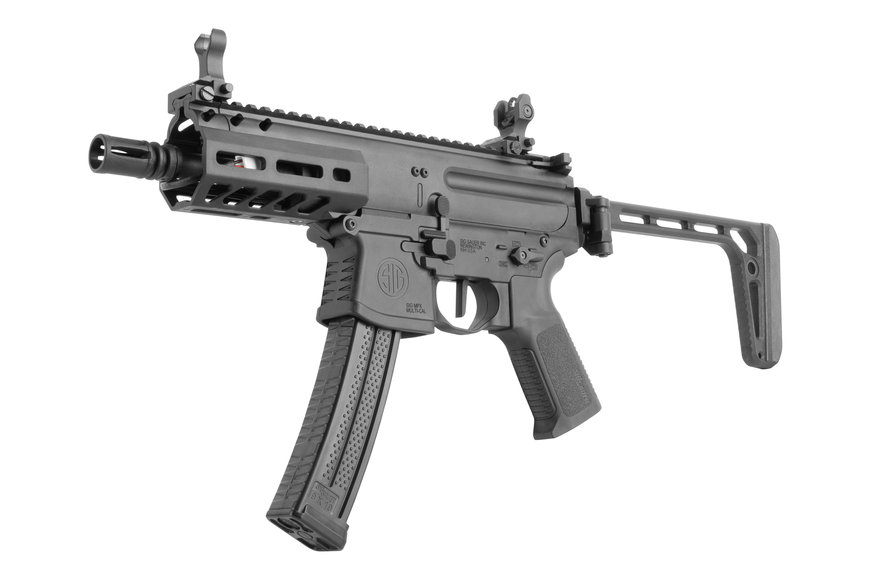 Schwarzes Sig Sauer MPX-Luftgewehr mit Klappschaft, taktischem Schienensystem und Magazin, isoliert auf weißem Hintergrund.