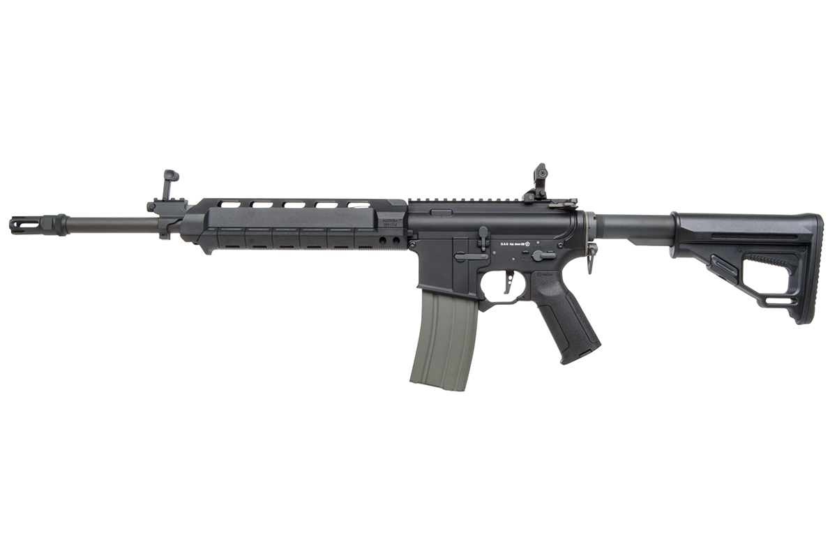 Schwarzes GSG-15-Luftgewehr mit verstellbarem Schaft, taktischem Handschutz und grauem Magazin auf einem sauberen weißen Hintergrund.