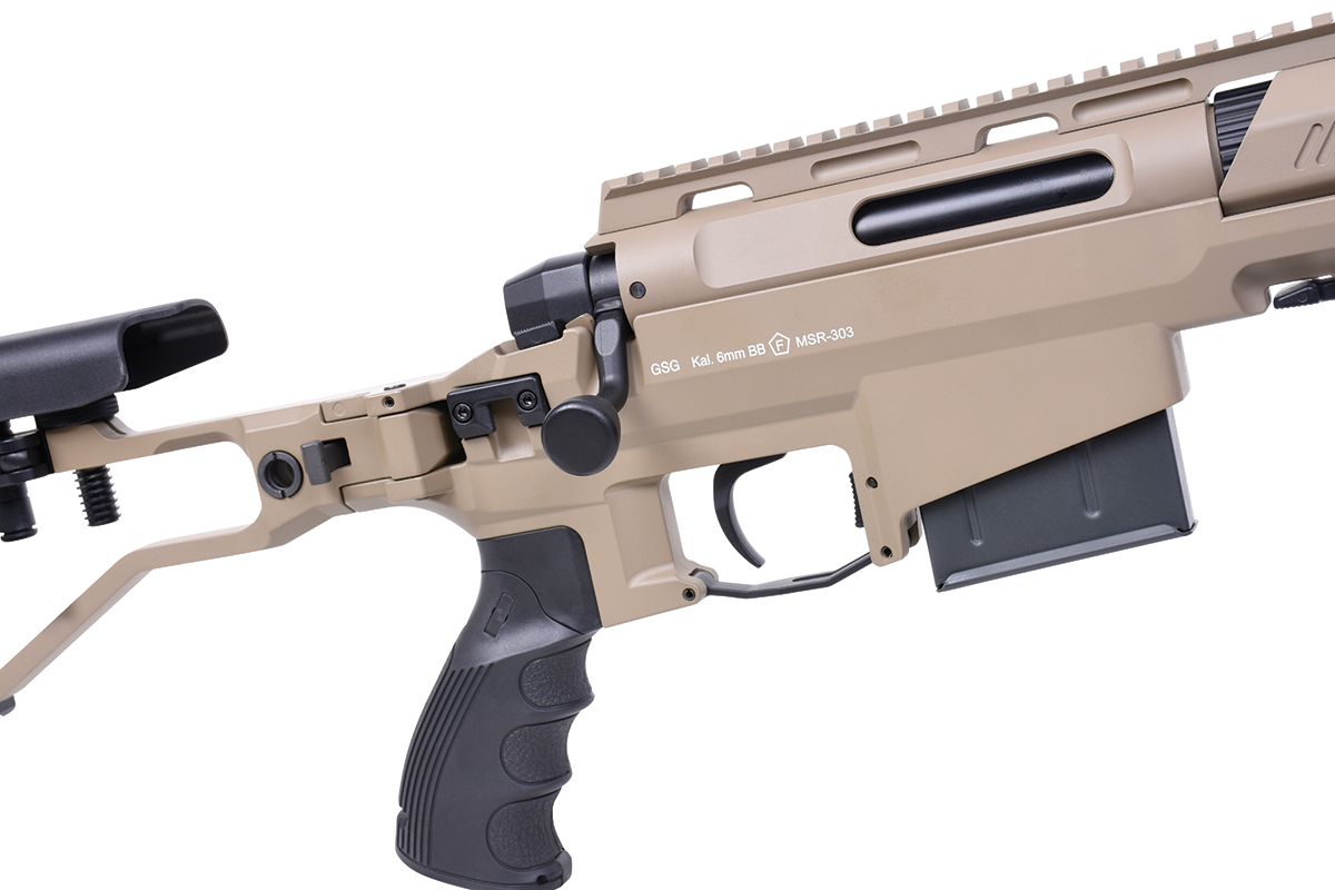 Nahaufnahme eines hellbraunen GSG MSR-303 Airsoft-Scharfschützengewehrs mit Repetiersystem, schwarzem Pistolengriff und Klappschaft.