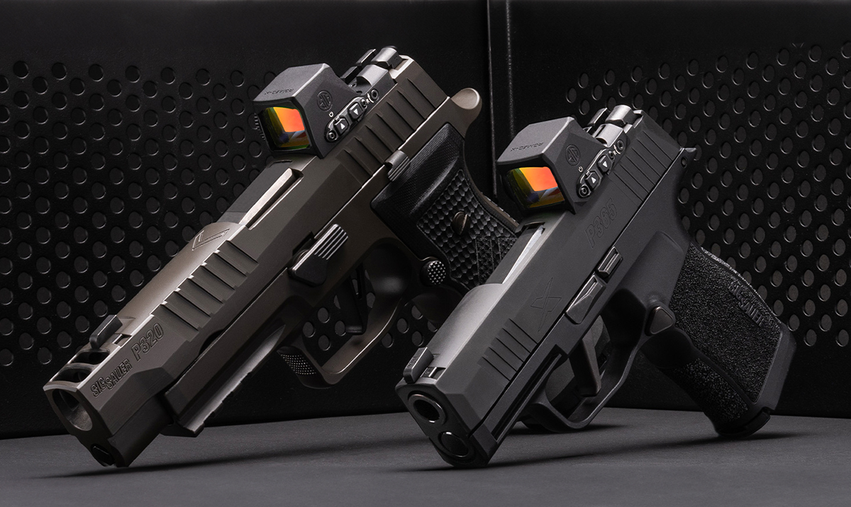 Zwei schwarze Sig Sauer-Pistolen, P320 und P365, jeweils ausgestattet mit einer montierten Rotpunktoptik, vor einem dunklen Hintergrund.
