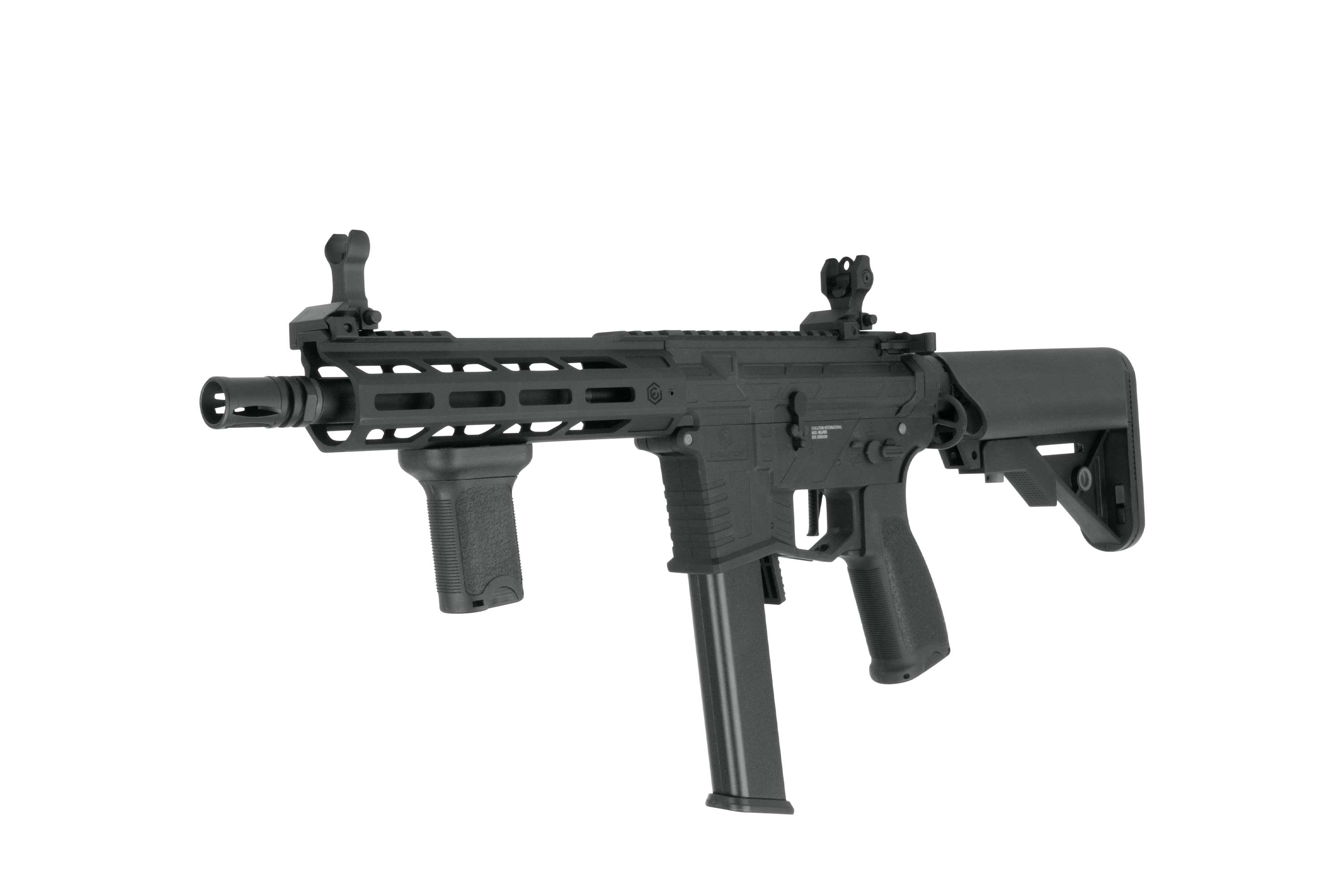 Schwarzes Airsoft-Gewehr mit taktischem Handschutz, vertikalem Griff und Magazin, präsentiert auf einem dunklen Studiohintergrund.