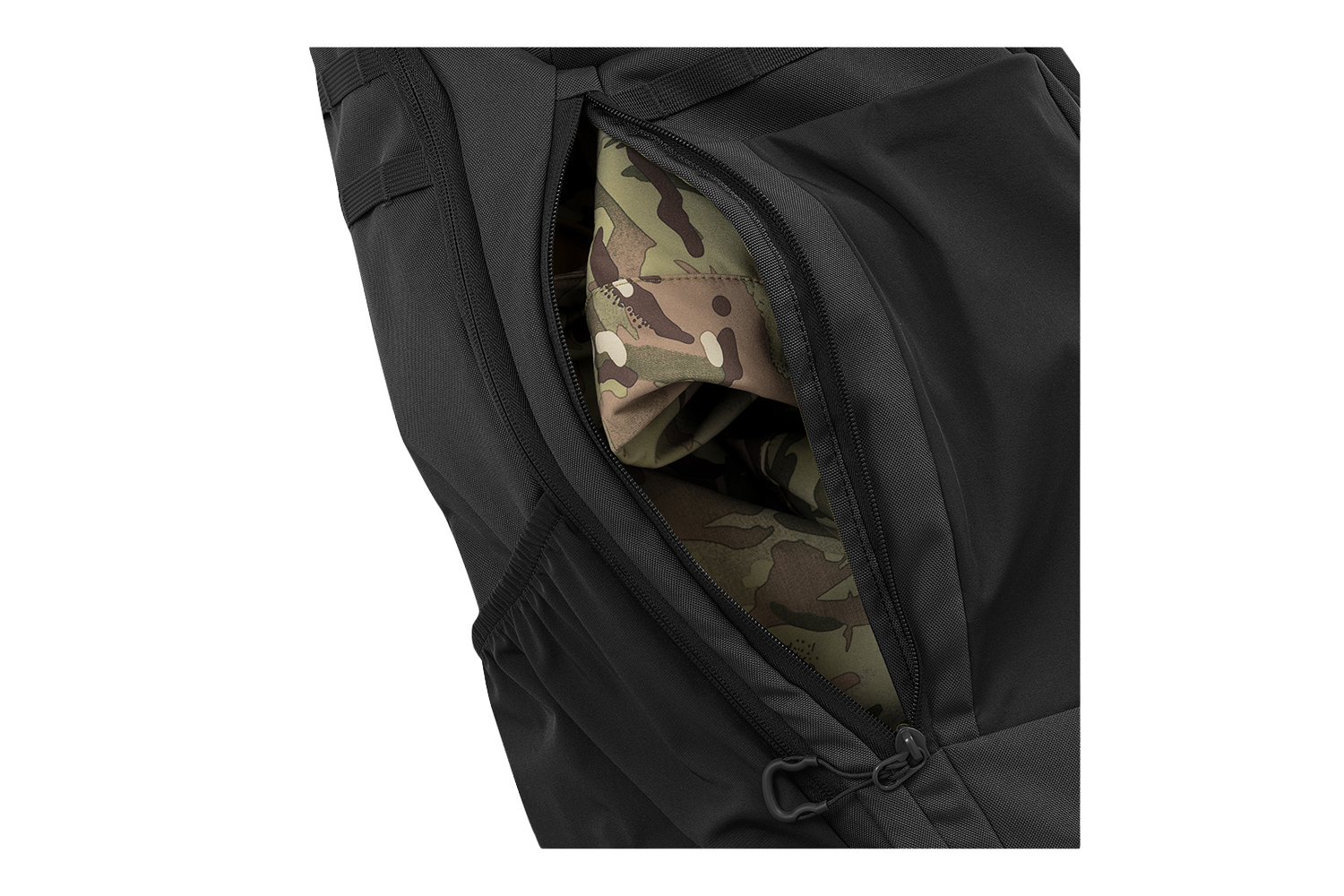 Nahaufnahme eines schwarzen taktischen Rucksacks mit einem Reißverschlussfach, durch das Tarnstoff im Inneren der Tasche sichtbar wird.