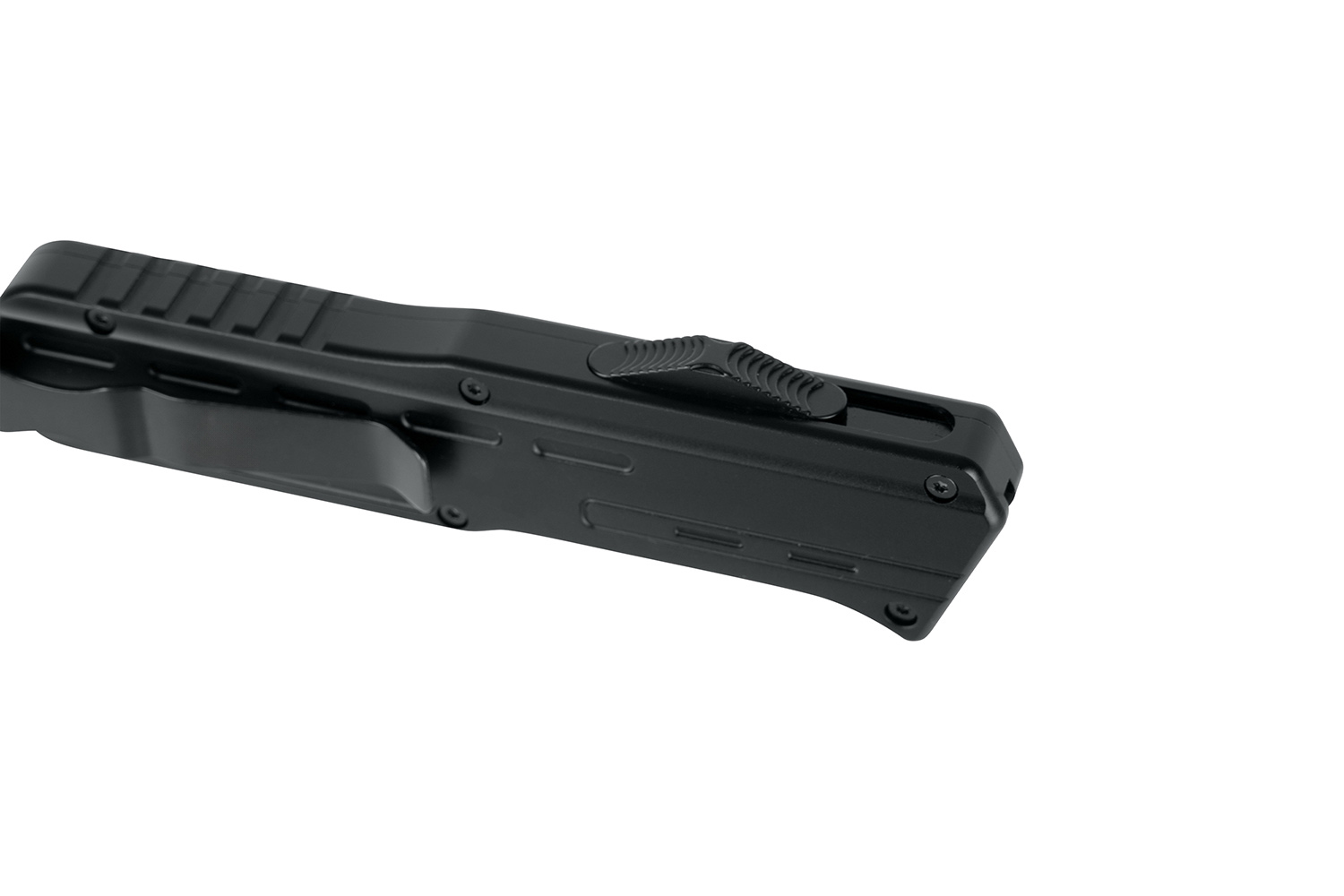 Nahaufnahme eines schwarzen automatischen OTF-Messergriffs mit strukturiertem Daumenschiebeschalter und befestigtem Taschenclip aus Metall.