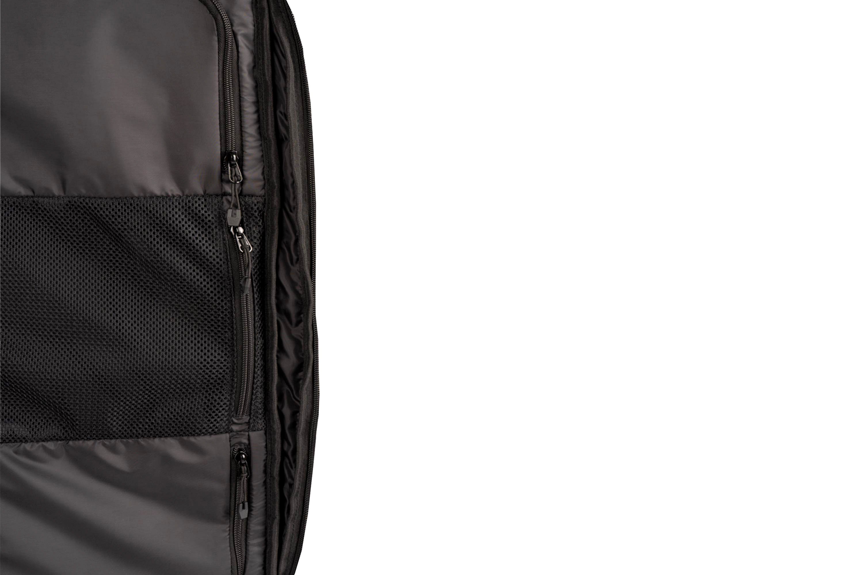 Nahaufnahme einer schwarzen Tasche für taktische Ausrüstung mit strapazierfähigem Stoff, Netztaschen und robusten Reißverschlüssen.