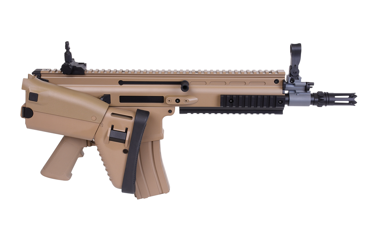 Hellbraunes Airsoft-Gewehr im FN SCAR-Stil mit Klappschaft, integriertem Schienensystem und eiserner Visierung auf weißem Hintergrund.
