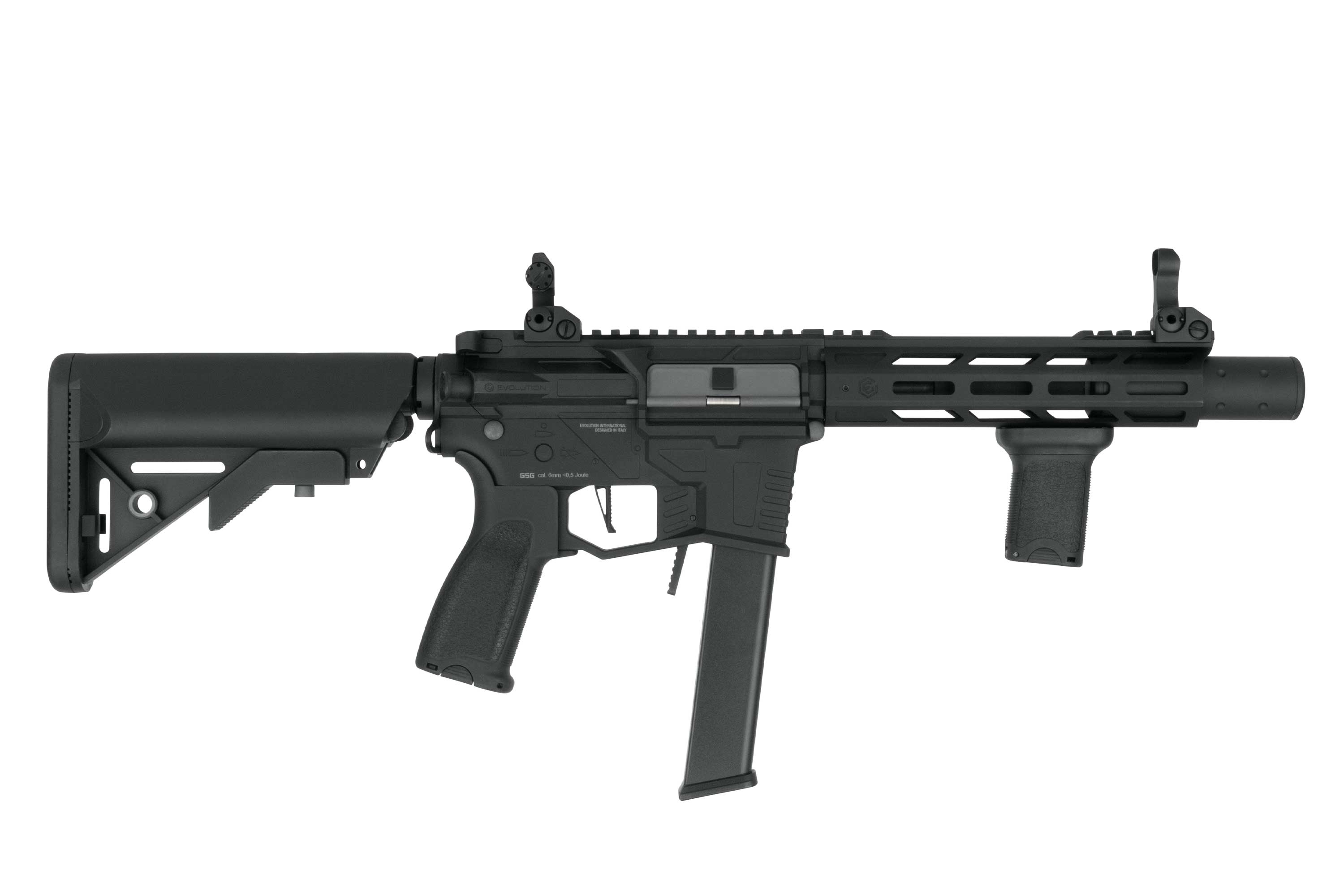 Schwarzes Evolution-Airsoftgewehr mit taktischem Handschutz, vertikalem Griff und verstellbarem Schaft auf dunklem Hintergrund.