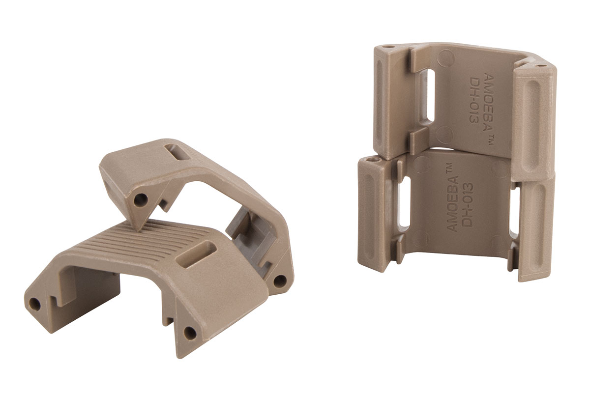 Zwei hellbraune Amoeba DH-013 Magazinkupplungsclips für Airsoft-Gewehre, aus verschiedenen Blickwinkeln auf weißem Hintergrund dargestellt.