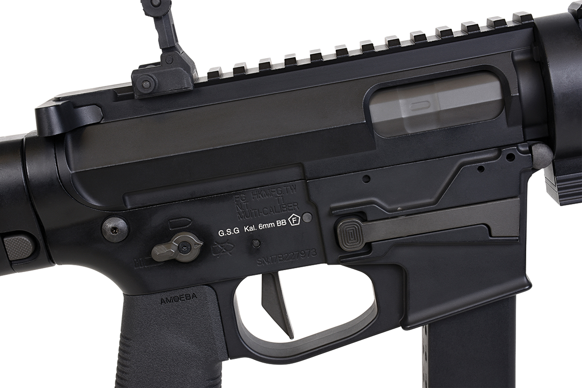 Nahaufnahme des schwarzen GSG Amoeba Airsoft-Gewehrgehäuses mit 6-mm-BB-Kalibermarkierungen und integriertem Schienensystem.