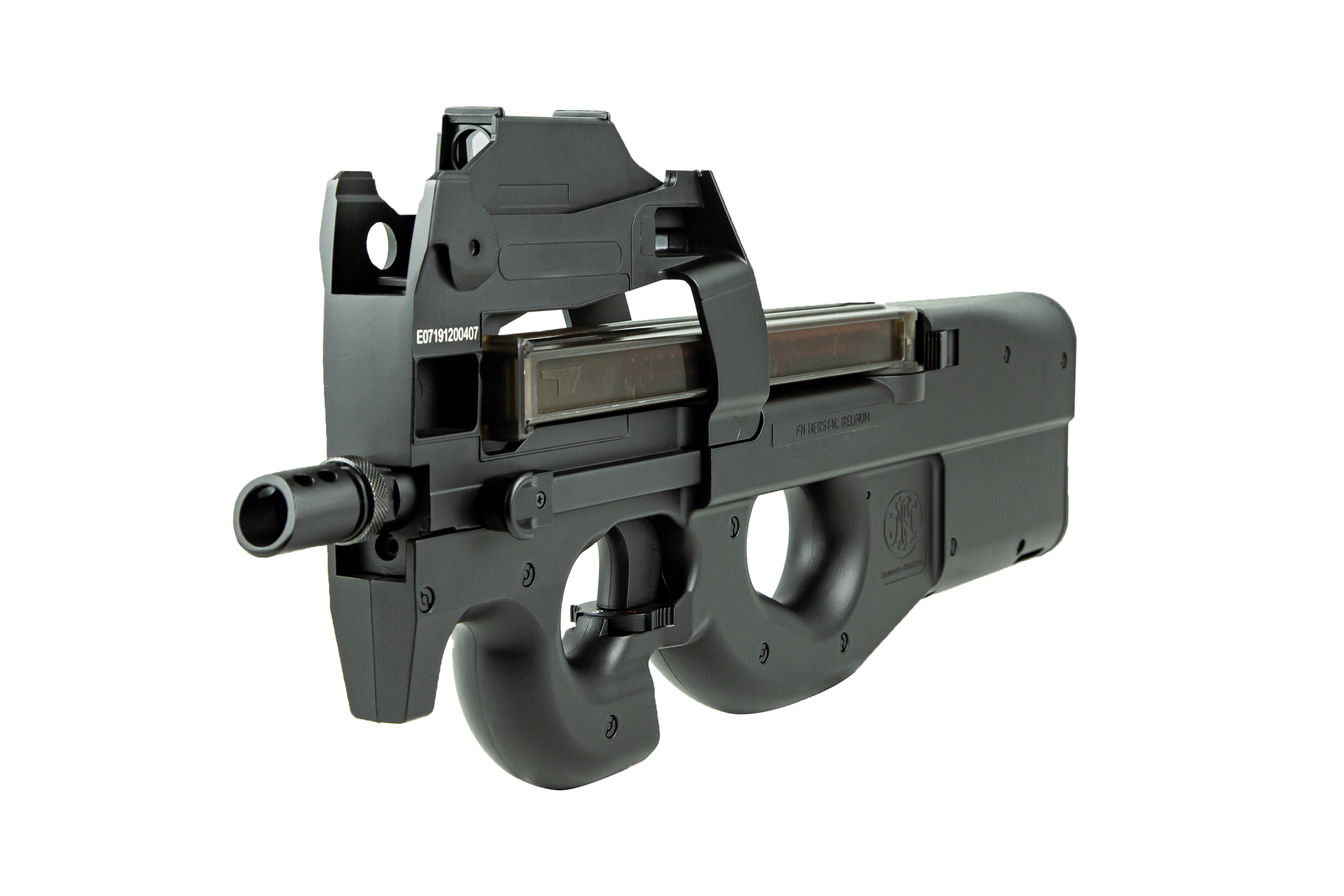 Schwarze FN Herstal P90 Airsoft-Maschinenpistole mit integrierter Oberschiene und durchscheinendem Magazin auf weißem Hintergrund.