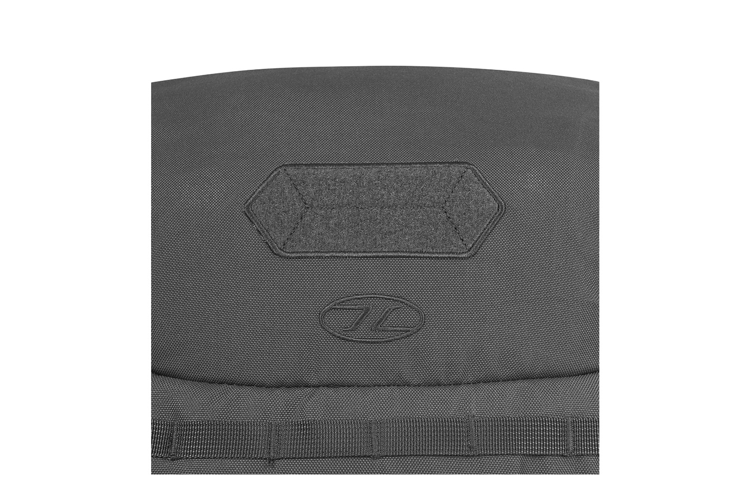 Nahaufnahme einer schwarzen Einsatztasche mit rechteckigem Klettverschlussbereich und gesticktem Logo auf Stoff.