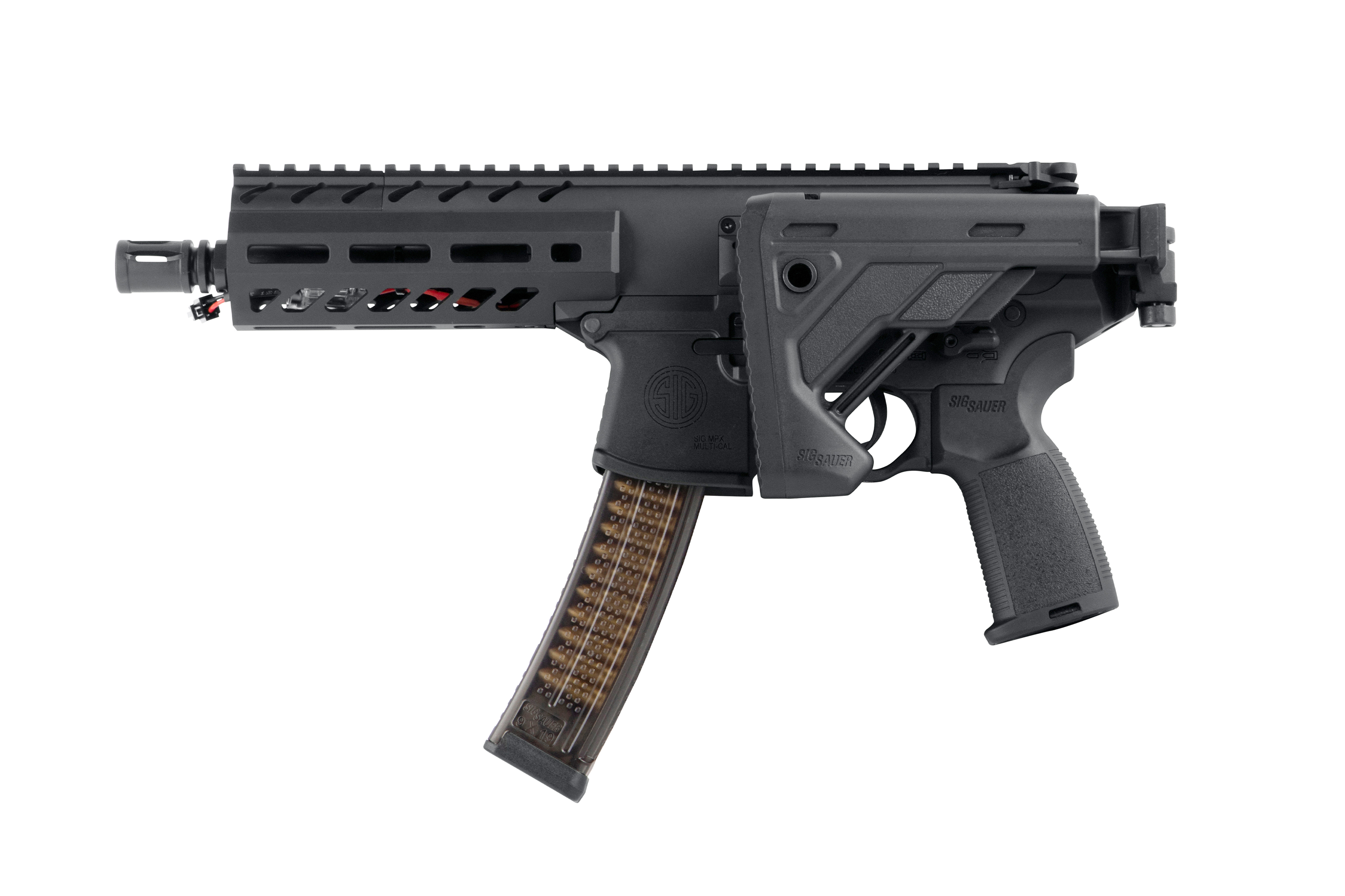 Sig Sauer MPX Luftgewehr in Schwarz mit Klappschaft und transparentem Magazin, isoliert auf weißem Hintergrund.