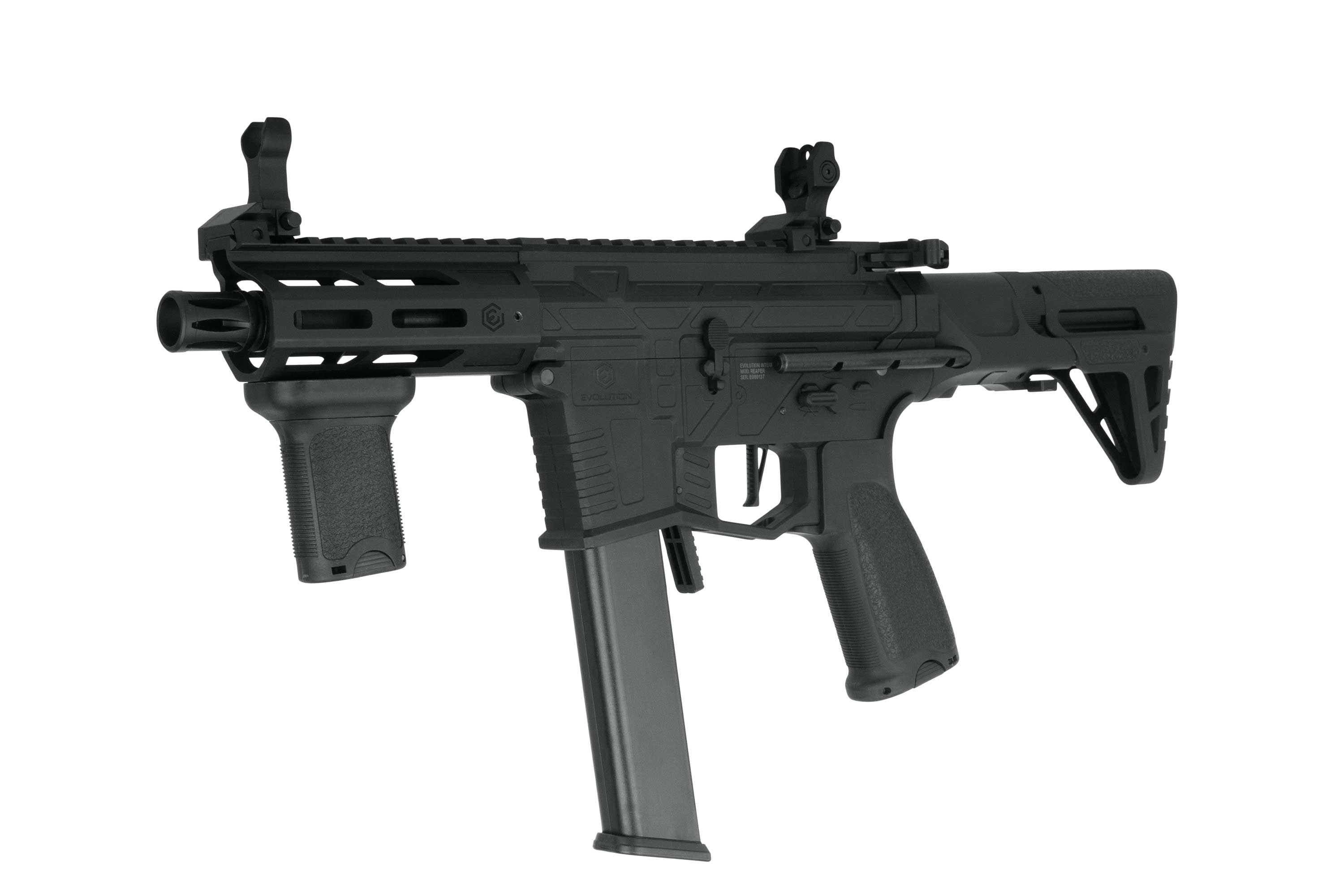 Schwarzer Evolution-Airsoft-Karabiner mit kurzem Lauf, vertikalem Vordergriff und silberner Auswurföffnung auf dunklem Hintergrund.