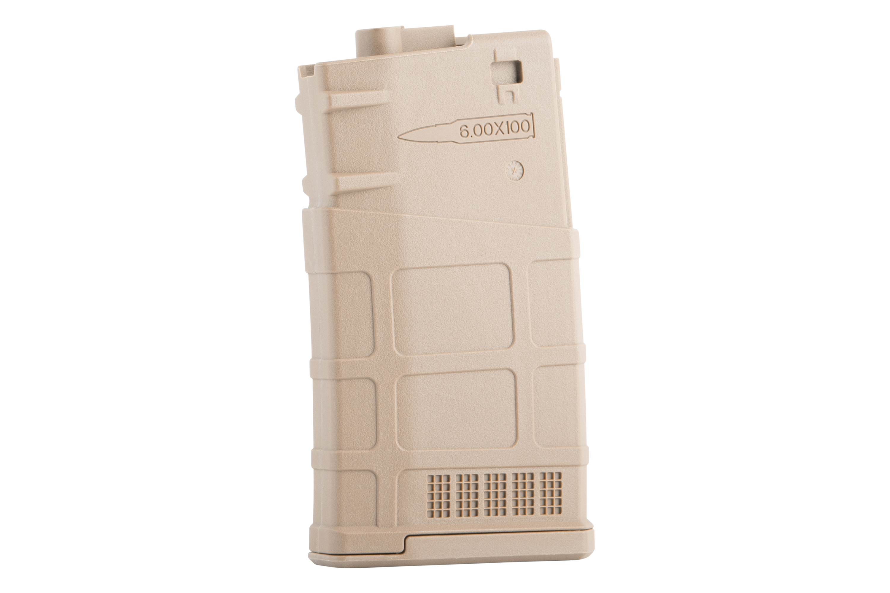 Hellbraunes Polymermagazin für Airsoft-Gewehre mit strukturiertem Gittermuster und 6,00x100-Markierung auf weißem Hintergrund.