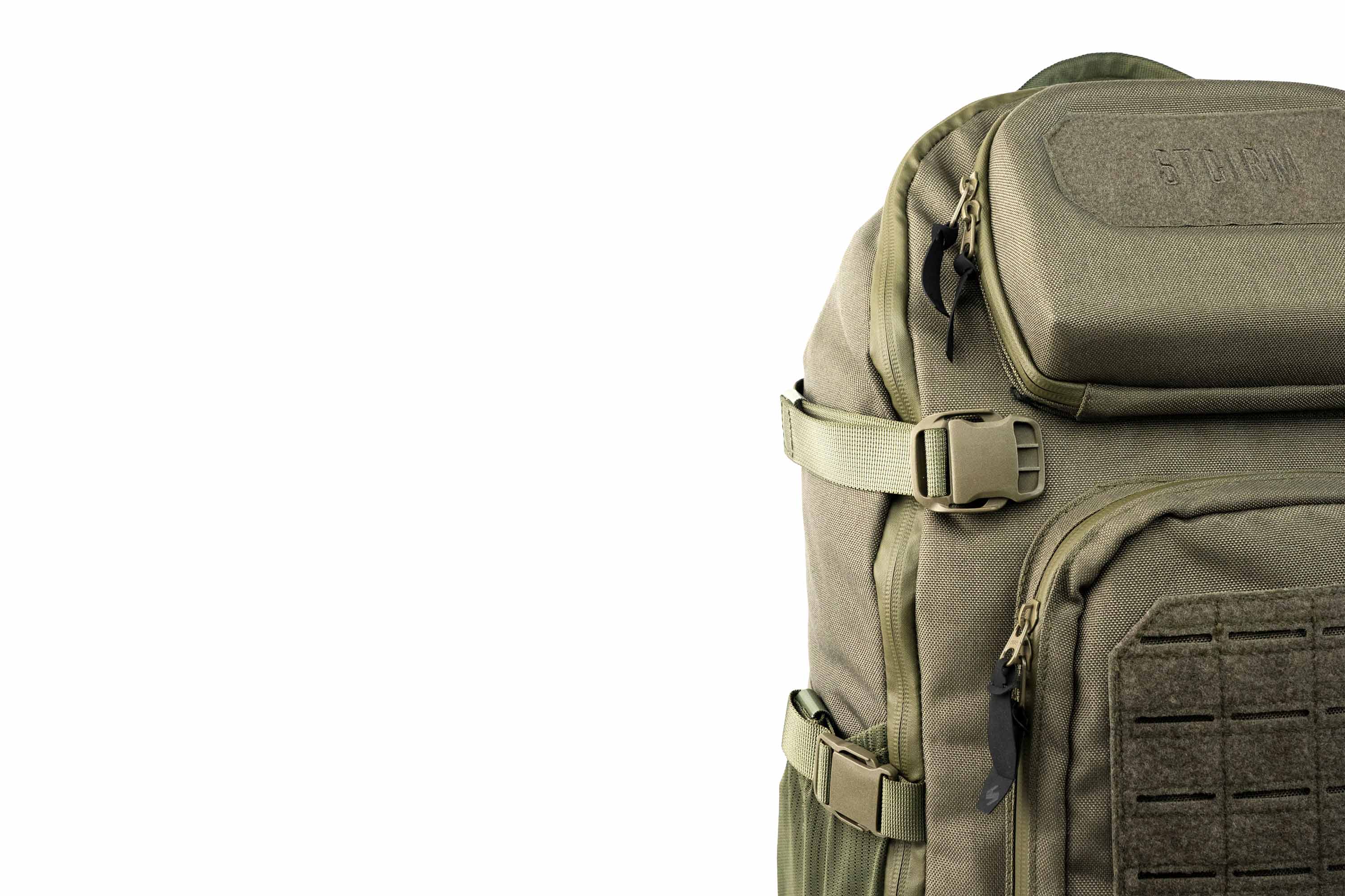 Olivgrüner taktischer Storm-Rucksack mit MOLLE-Gurtband, strapazierfähigem Stoff und verstellbaren Trägern auf weißem Hintergrund.