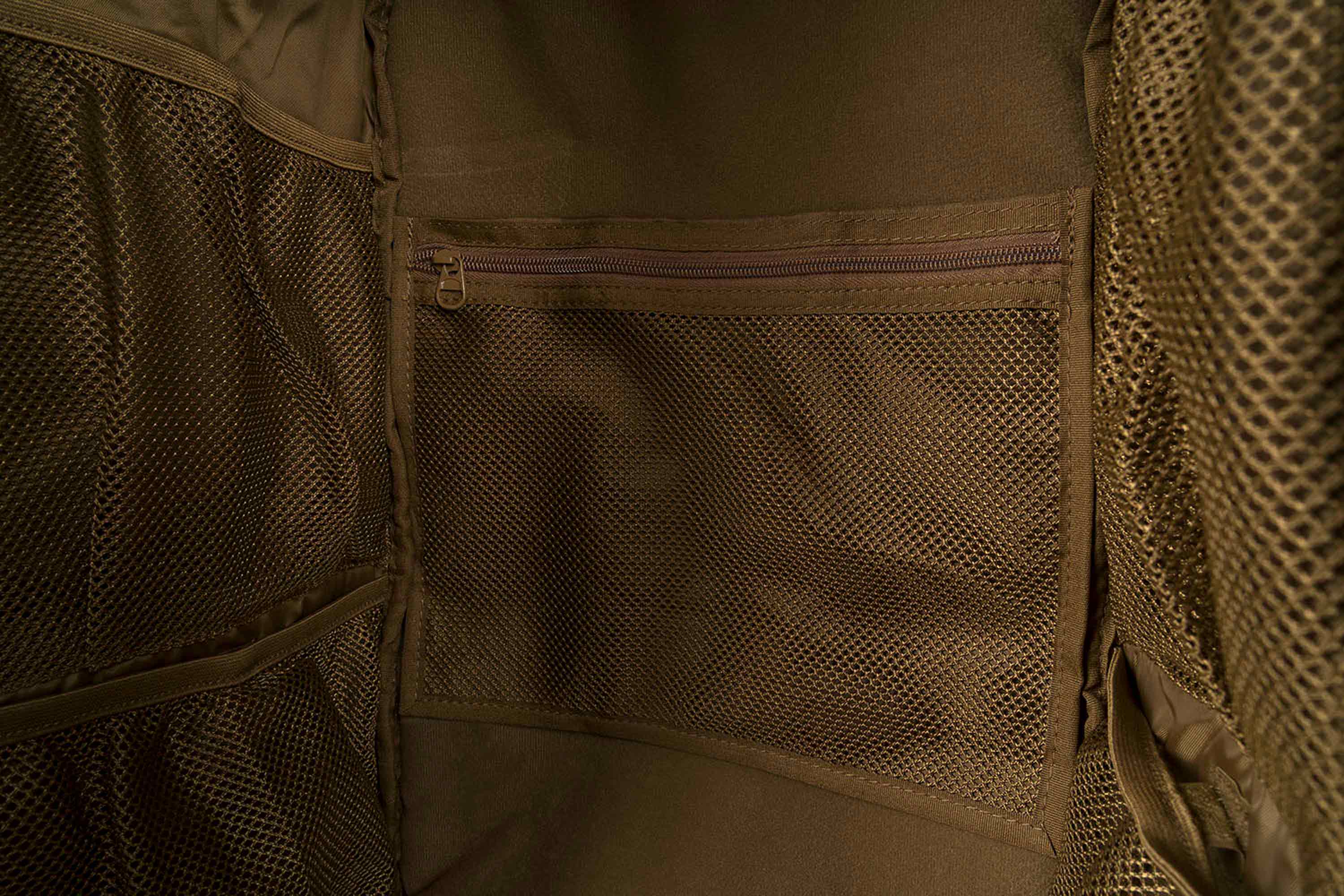 Innenansicht eines braunen taktischen Rucksacks mit einer Netztasche mit Reißverschluss zur organisierten Aufbewahrung Ihrer Ausrüstung.