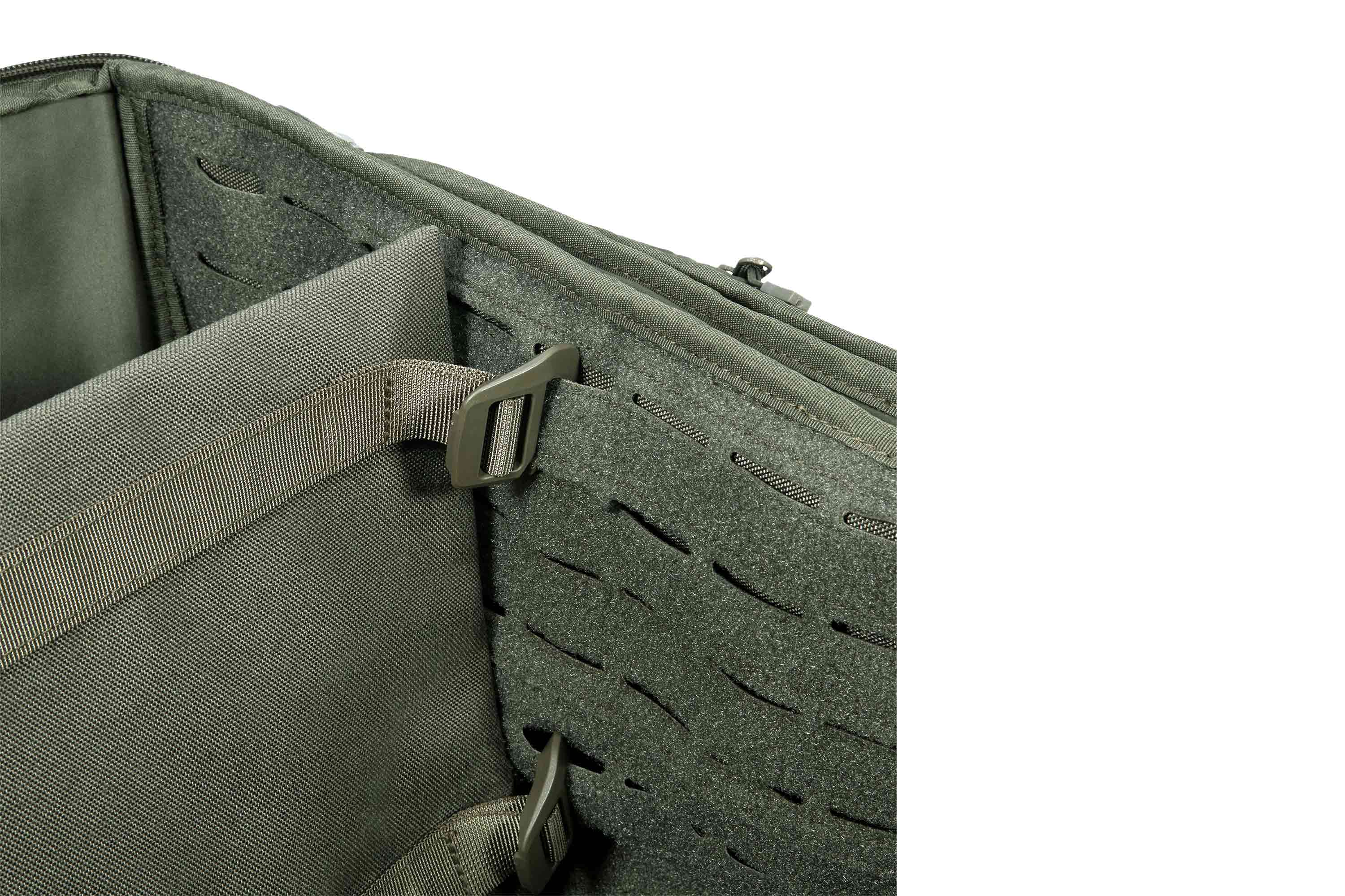 Der Innenraum der olivgrünen Einsatztasche verfügt über verstellbare Trennwände mit MOLLE-kompatiblen Schlitzen und stabilen Kunststoffklammern.