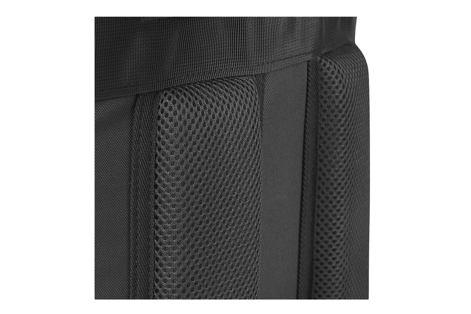 Nahaufnahme eines schwarzen taktischen Rucksacks mit atmungsaktiver Netzpolsterung an den Schultergurten für Komfort und Halt.
