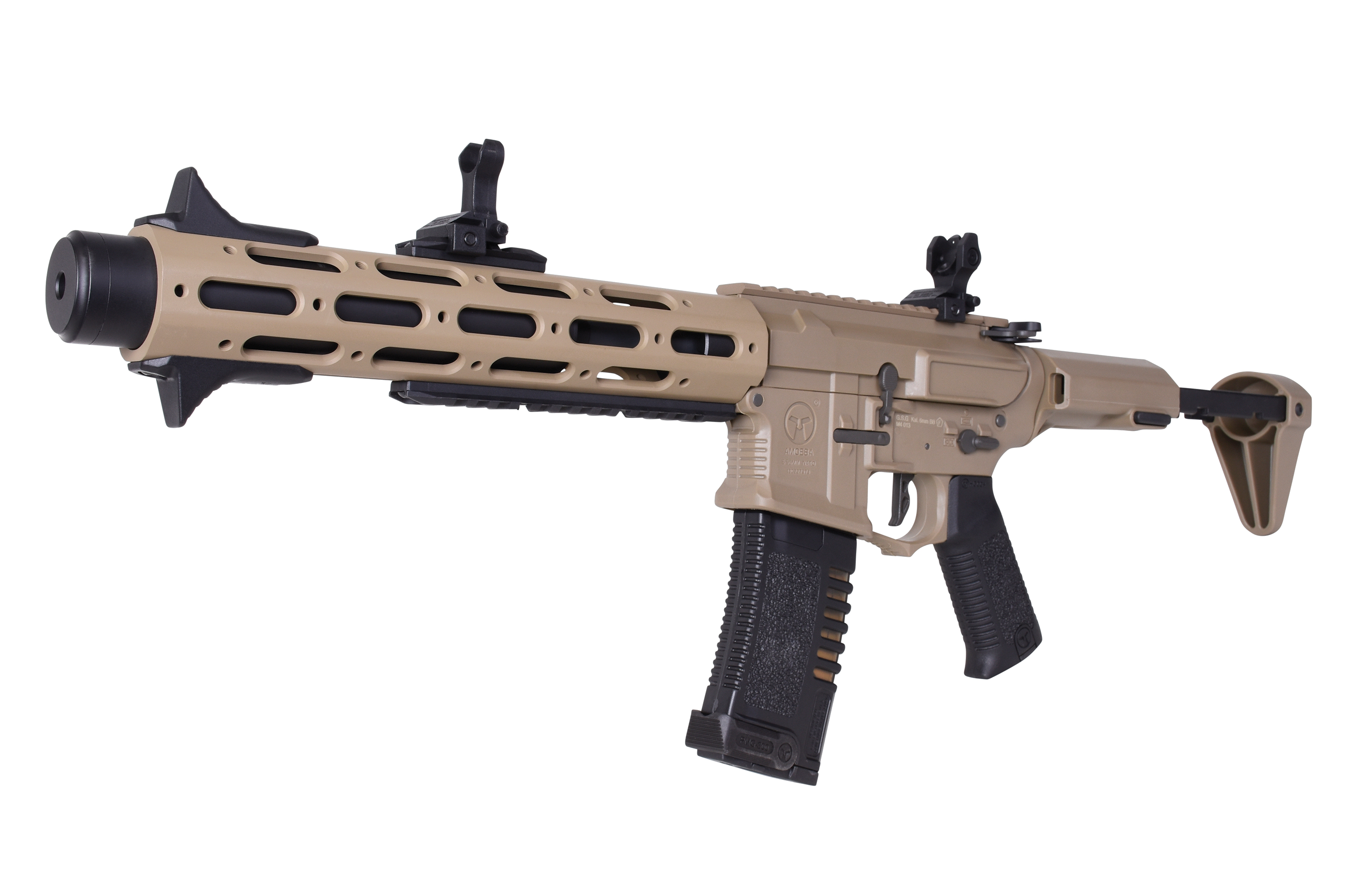 Hellbraunes Airsoft-Karabinergewehr mit schwarzem Magazin, verstellbarem Schaft und taktischem Handschutz auf weißem Hintergrund.