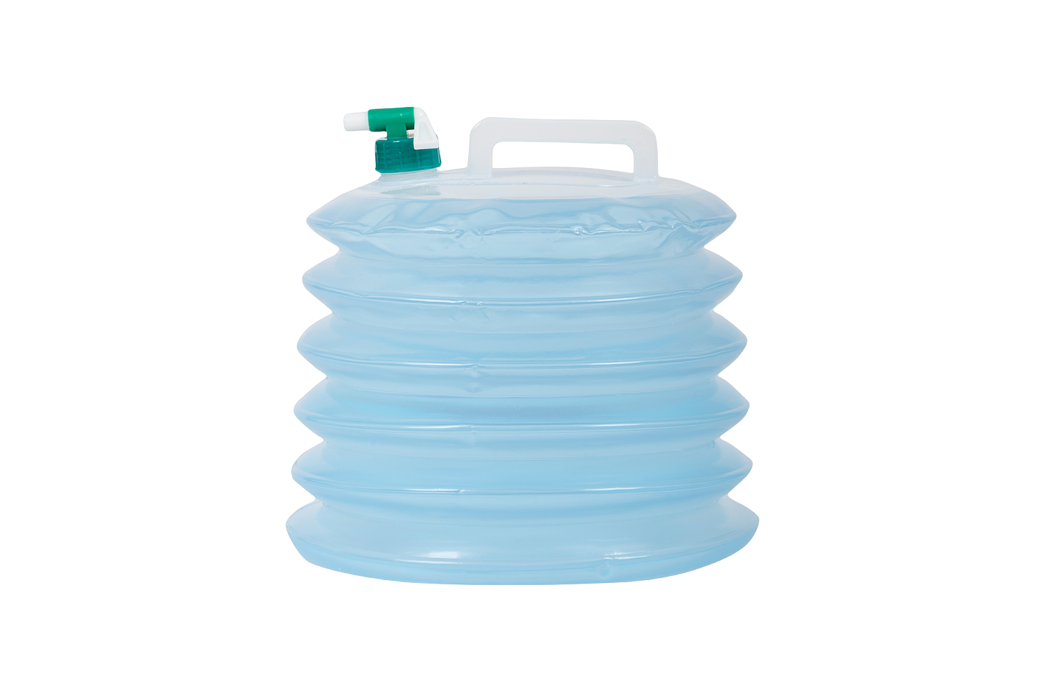Ein zusammenklappbarer blauer Wasserbehälter aus Kunststoff mit weißem Griff und einem kleinen grünen Wasserhahn, isoliert auf weißem Hintergrund.