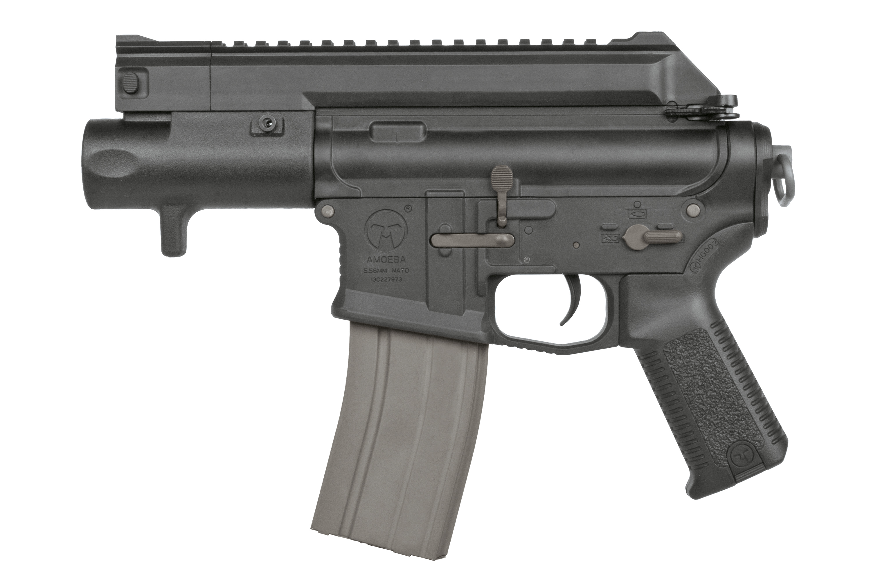 Ares Amoeba schwarzer Airsoft-Gewehrempfänger mit integriertem Schienensystem, Pistolengriff und grauem Magazin auf weißem Hintergrund.