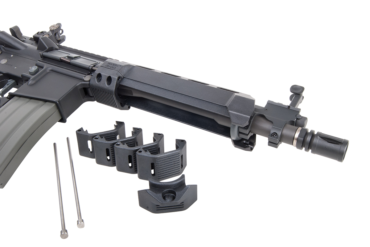 Ares Amoeba schwarzes modulares Handschutzschienensystem für Airsoft-Gewehre mit Montagezubehör auf weißem Hintergrund.