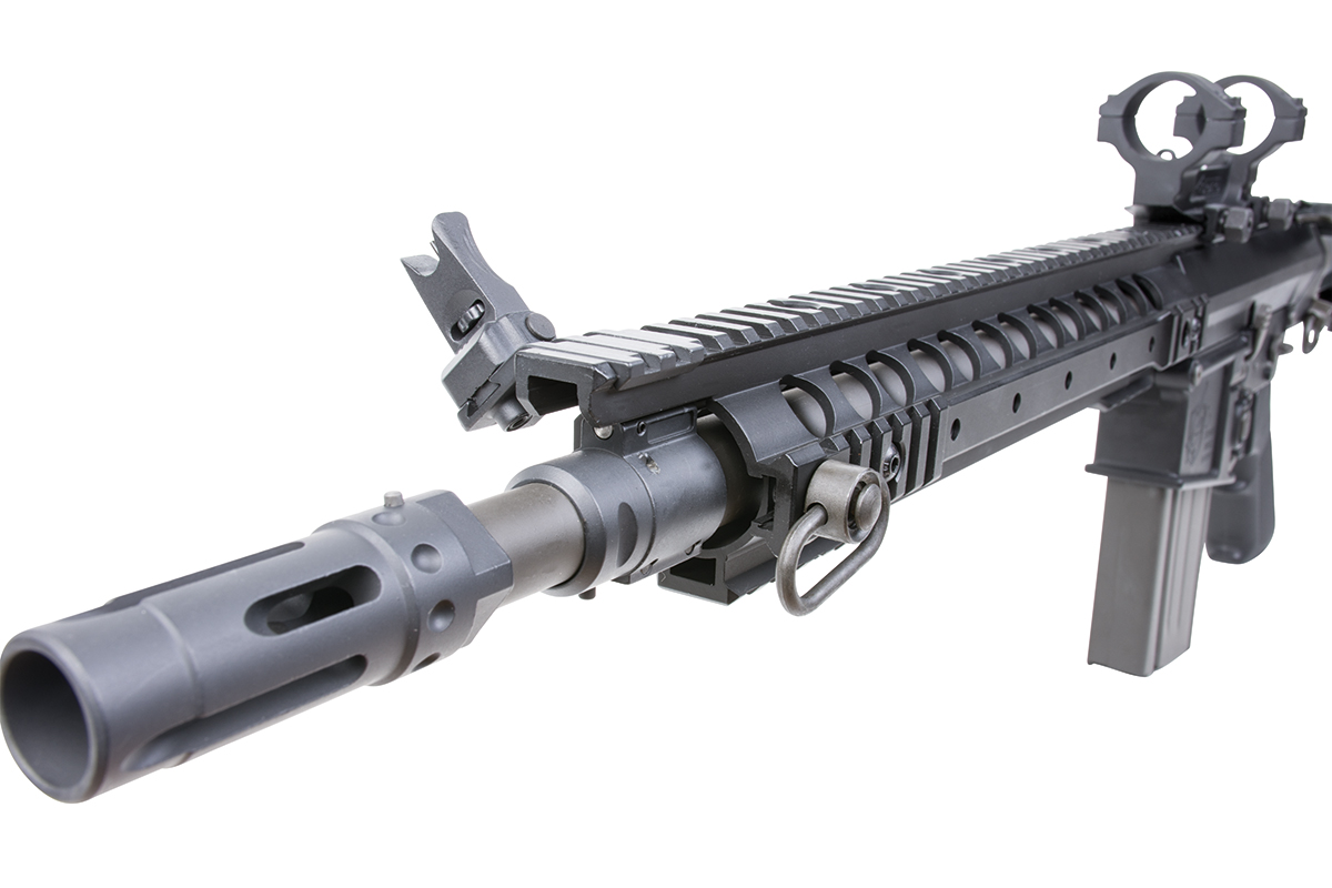 Schwarzer Luftgewehrlauf im AR-15-Stil mit Mündungsfeuerdämpfer, Picatinny-Schiene, hochklappbarem Visier und Zielfernrohr-Montageringen.
