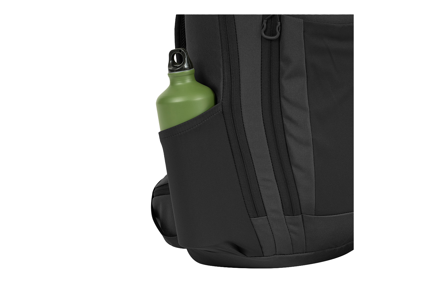 Nahaufnahme einer schwarzen Seitentasche eines taktischen Rucksacks mit einer grünen wiederverwendbaren Wasserflasche zur Aufbewahrung von Outdoor-Ausrüstung.