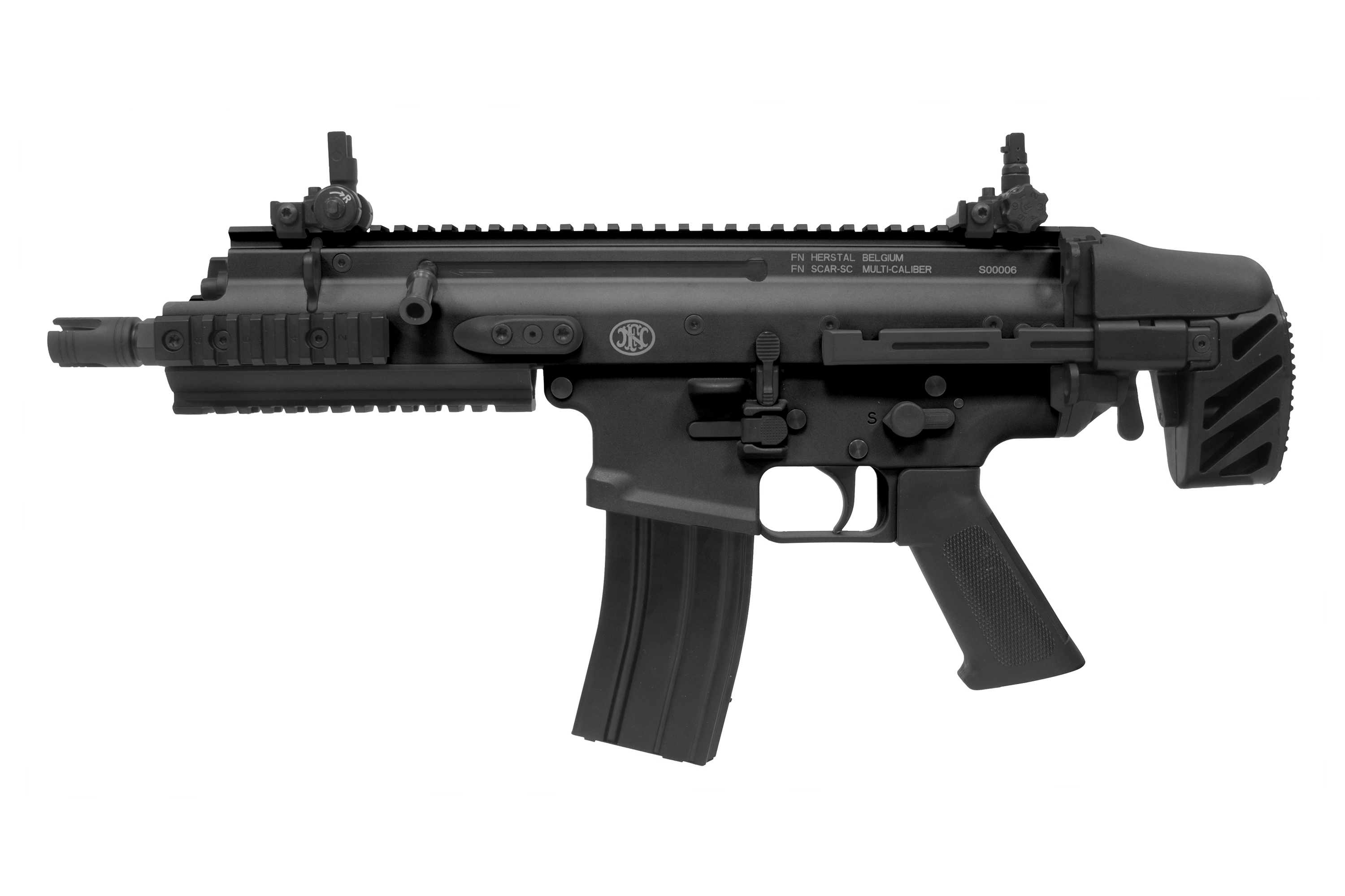 Schwarzer Kleinwagenkarabiner FN Herstal SCAR-SC mit taktischem Schienensystem, verstellbarem Schaft und Magazin auf weißem Hintergrund.