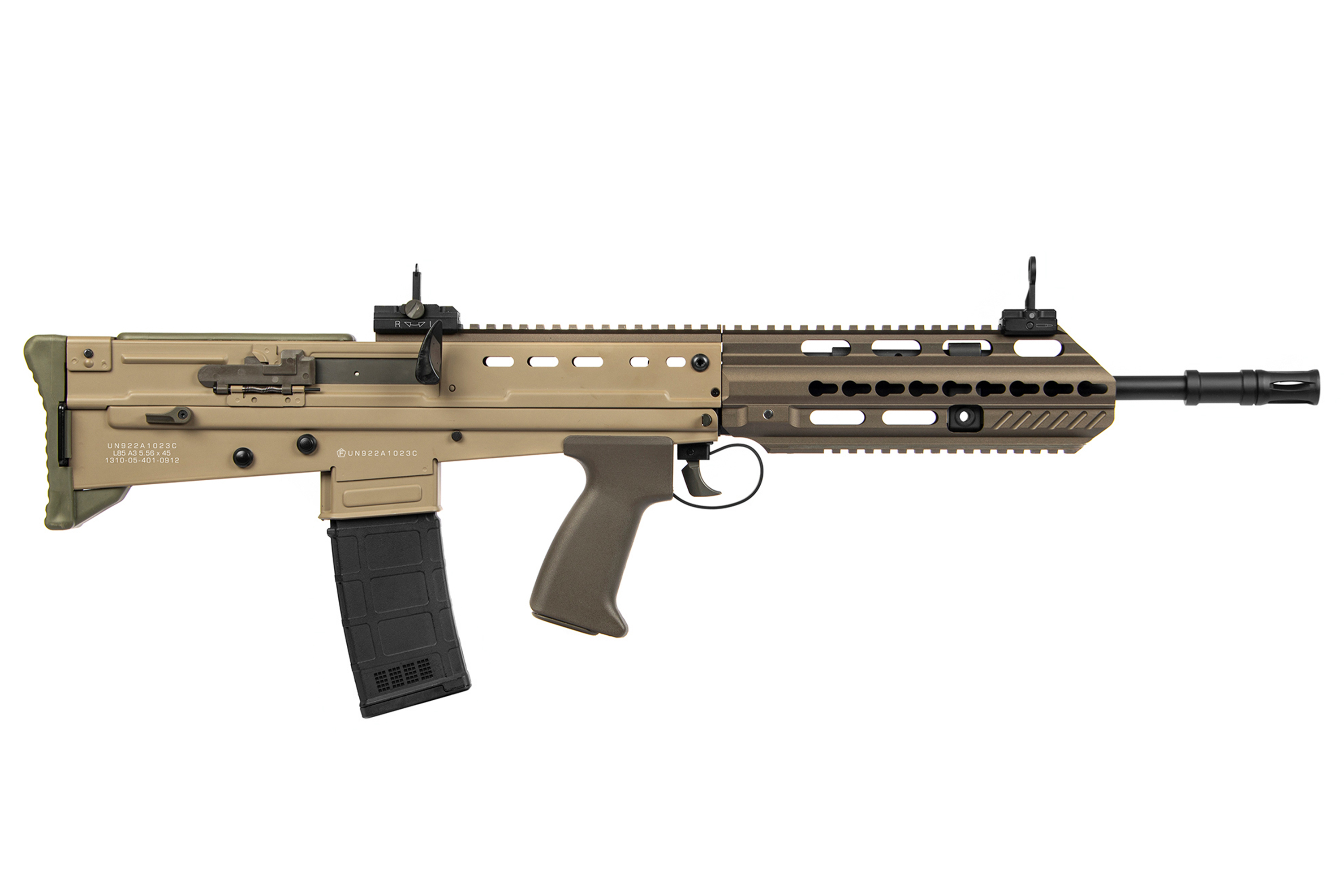 ICS L85 A3 AEG Airsoft-Gewehr in Hellbraun mit schwarzem Magazin, Schienensystem und verstellbarer Eisenvisierung.