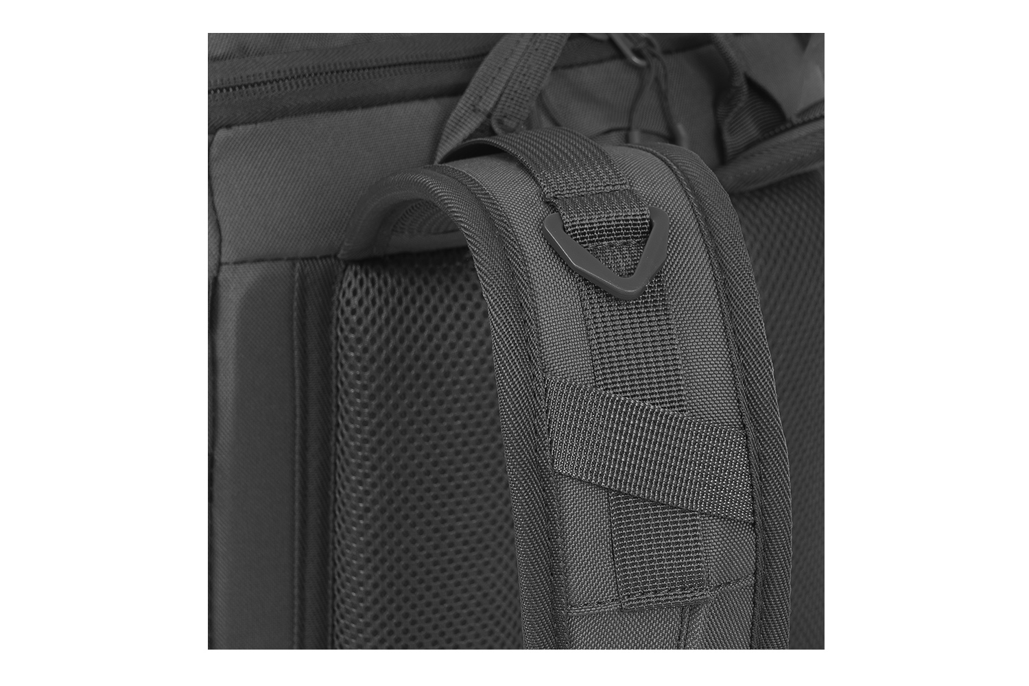 Nahaufnahme eines schwarzen Schultergurts für einen taktischen Rucksack mit gepolstertem Netz, strapazierfähigem Stoff und einer robusten D-Ring-Halterung.