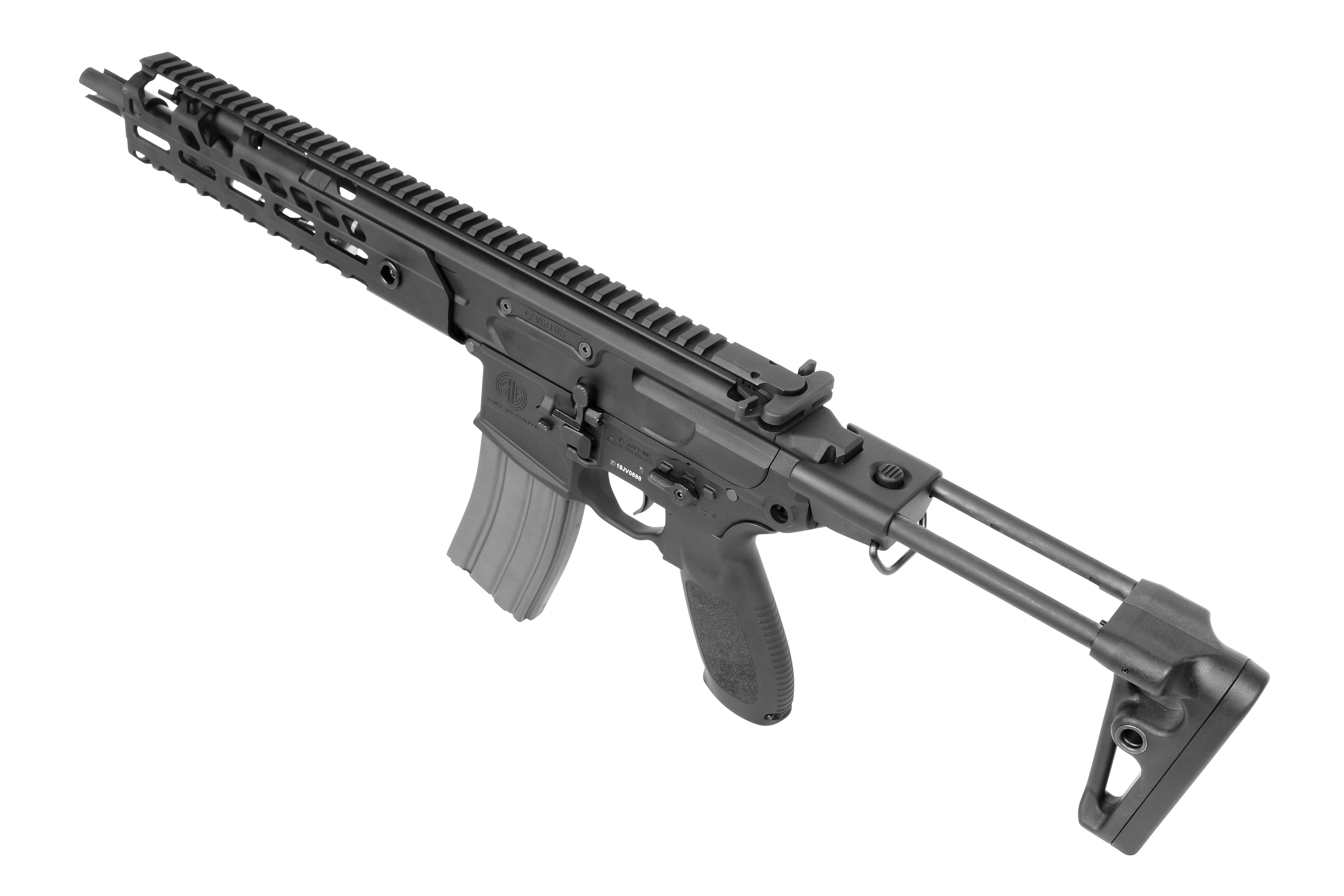 Schwarzes Sig Sauer MCX Virtus Luftgewehr mit langem Handschutz, taktischer Schiene und verstellbarem Schaft auf weißem Hintergrund.