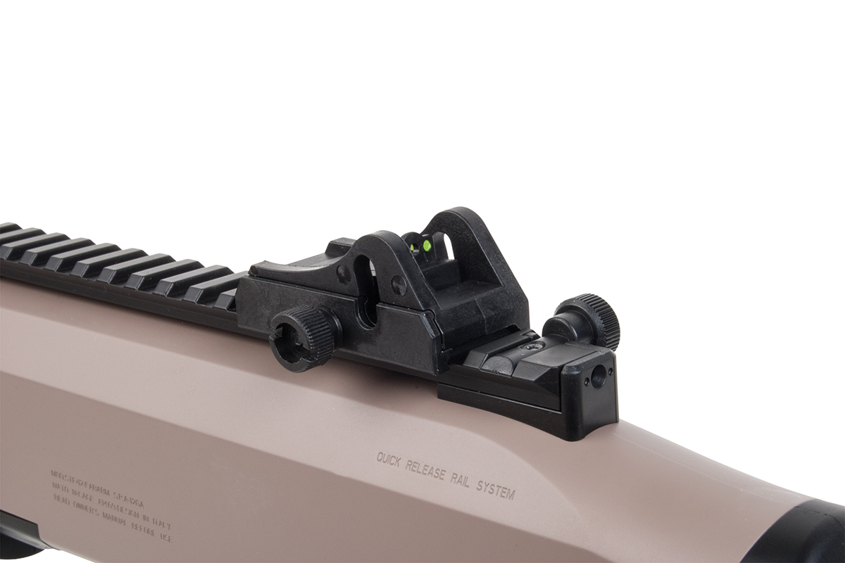 Schwarzes, hochklappbares Visier aus Eisen, montiert auf einem hellbraunen Luftgewehr mit einer Picatinny-Schiene und dem Text „Quick Release Rail System“.