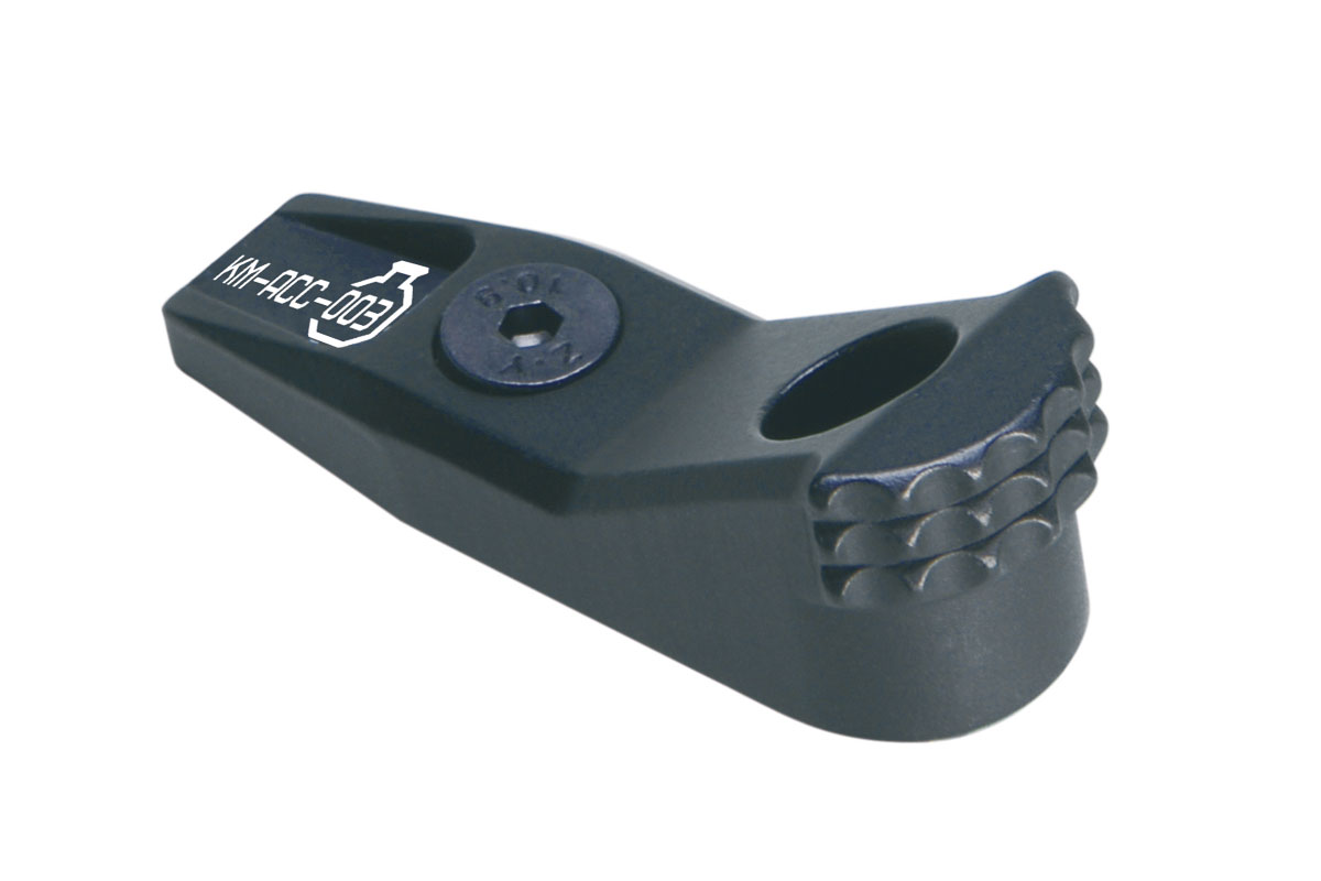 Taktische Ladegriffverlängerung KM-ACC-003 aus schwarzem Metall mit strukturiertem Griff und Sechskantschraube für Airsoft-Gewehre.