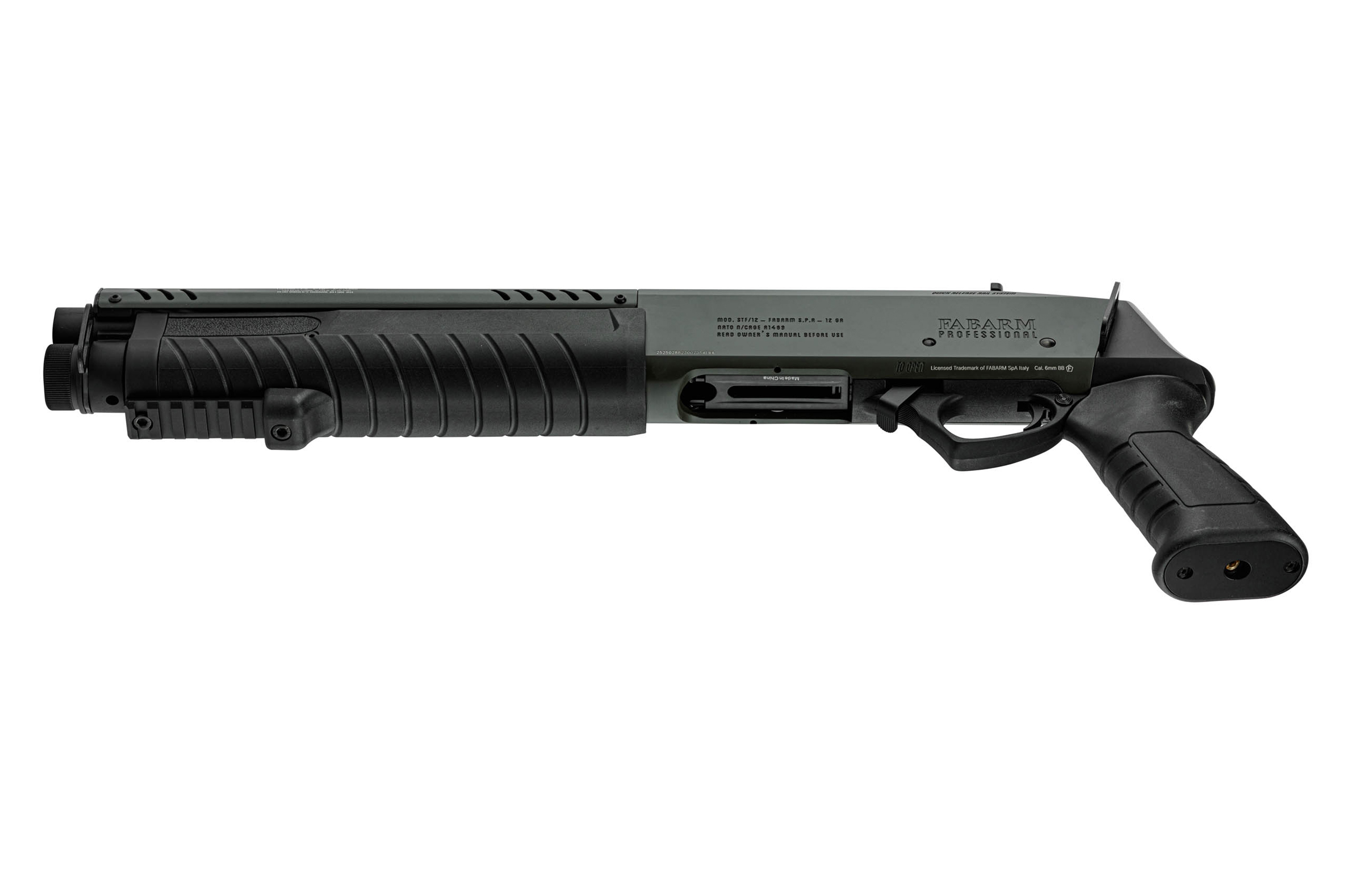 Fabarm STF/12 Airsoft-Schrotflinte in Olivgrün mit schwarzem Polymergriff, taktischem Handschutz und professionellem Finish.