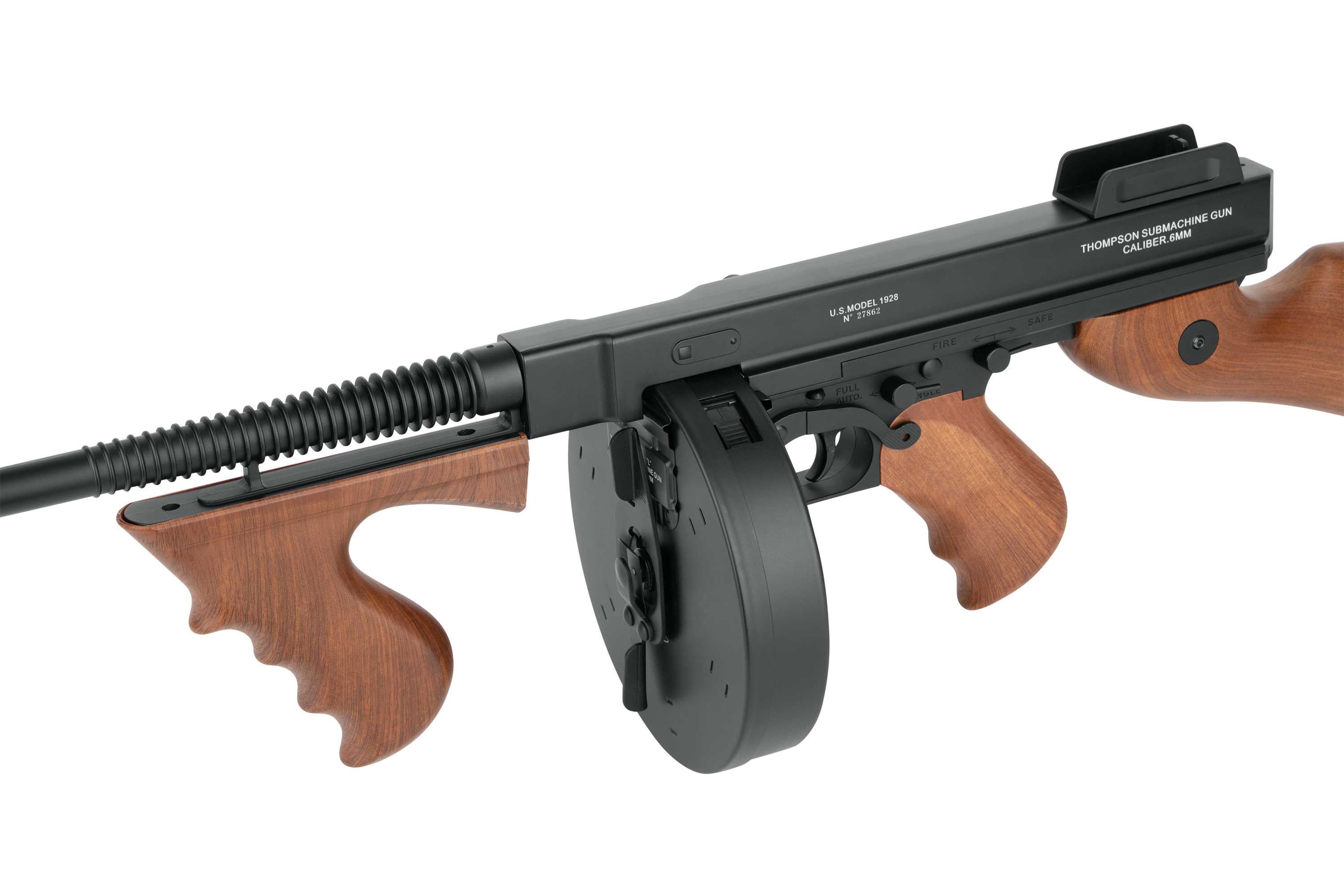 Nachbildung einer Airsoft-Maschinenpistole Thompson M1928 mit schwarzem Metallfinish, Trommelmagazin sowie Schaft und Vordergriff aus Holz.