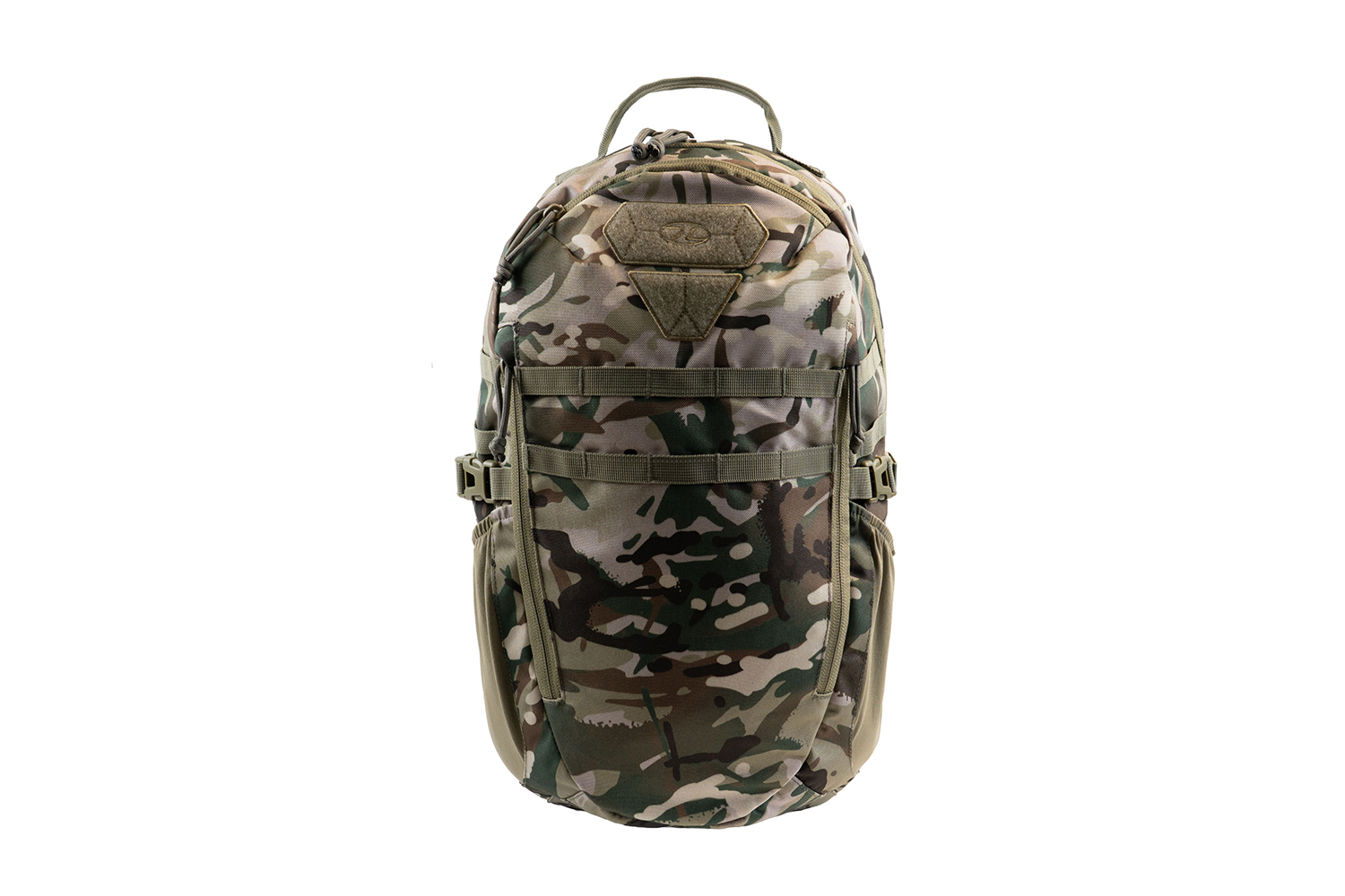 Taktischer Rucksack im Tarnmuster mit MOLLE-Gurtband, Tragegriff oben und Klettverschlüssen vorne in Weiß.