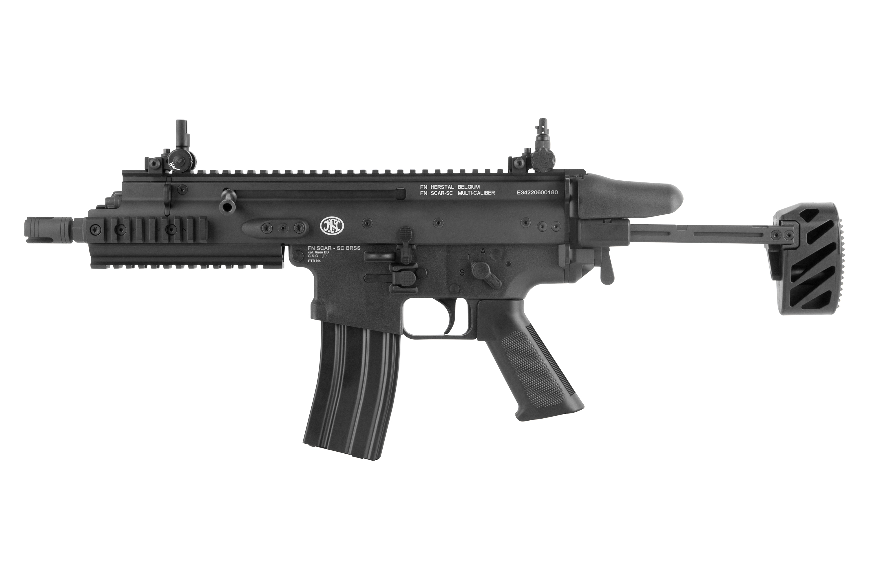 Schwarzes FN Herstal FN SCAR-SC BRSS Airsoft-Gewehr mit verstellbarem Schaft, taktischen Schienen und Magazin auf weißem Hintergrund.