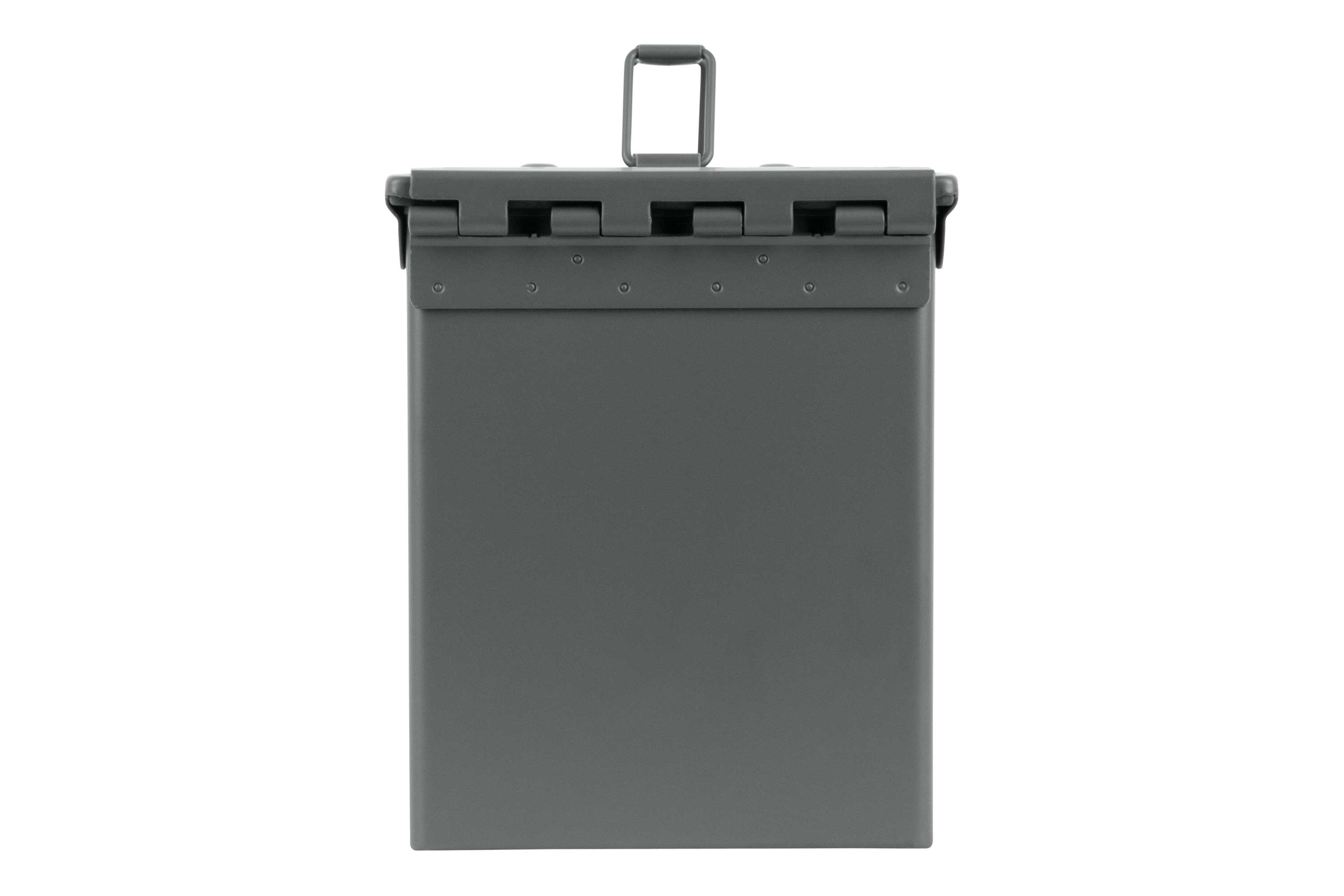 Eine robuste Aufbewahrungsbox für Munition aus grauem Metall mit einem sicheren Klappdeckel und einem oberen Tragegriff für Schusswaffenausrüstung.