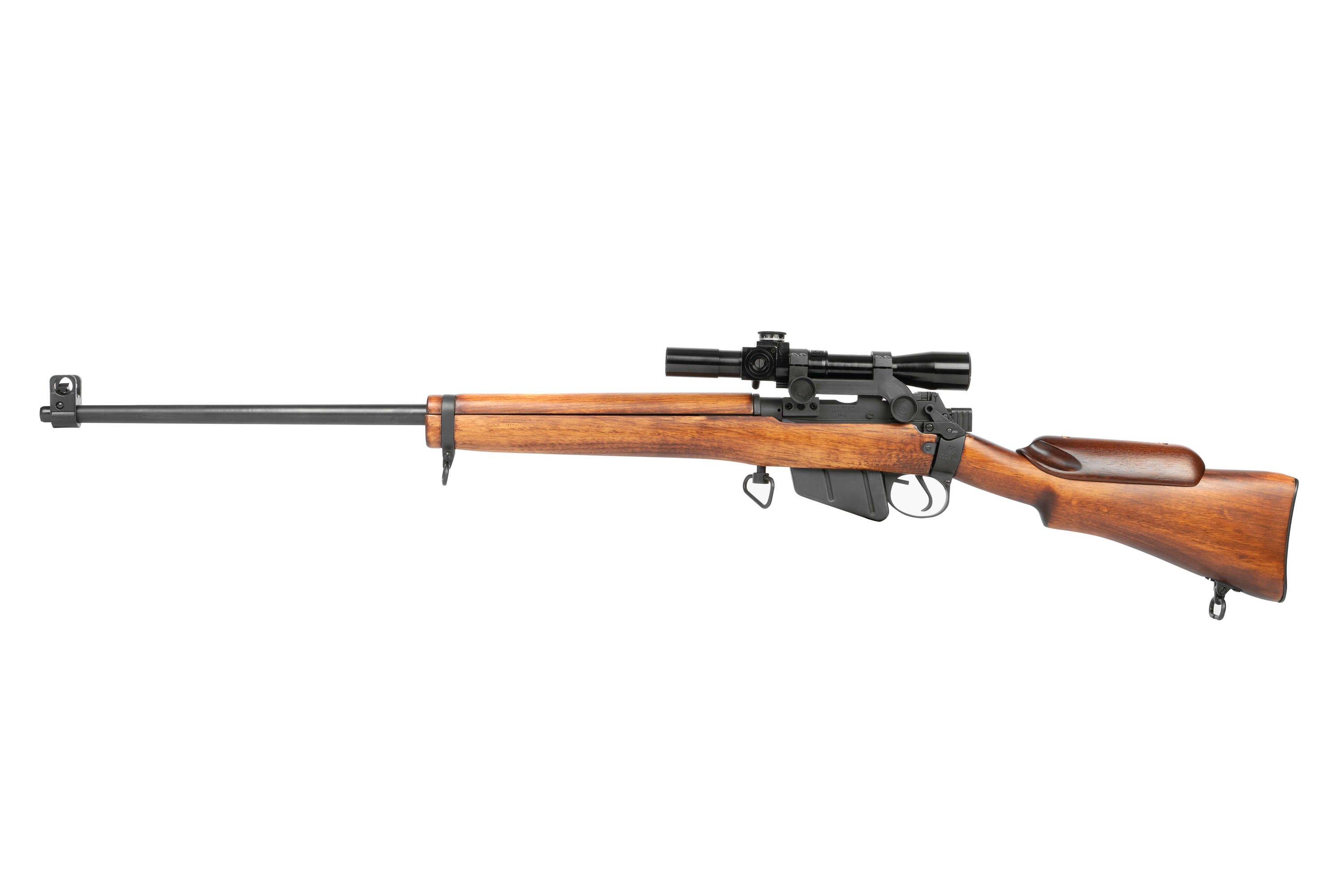 Klassisches Luftgewehr mit Holzschaft und schwarzem Metalllauf, ausgestattet mit einem Zielfernrohr für präzises Schießen.