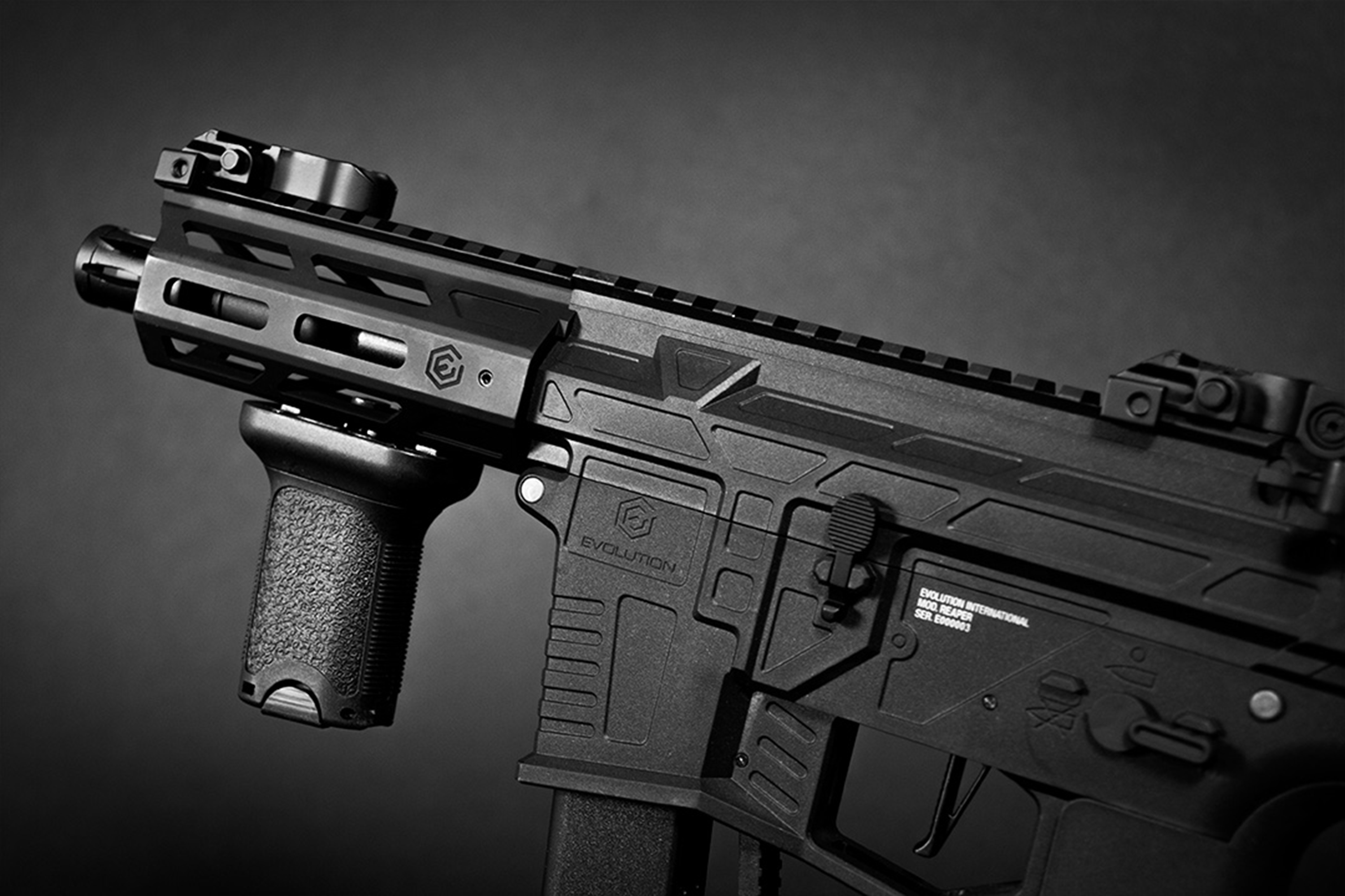 Nahaufnahme des schwarzen Airsoft-Gewehrs Evolution International Mod Reaper mit taktischem Handschutz und Frontgriff.