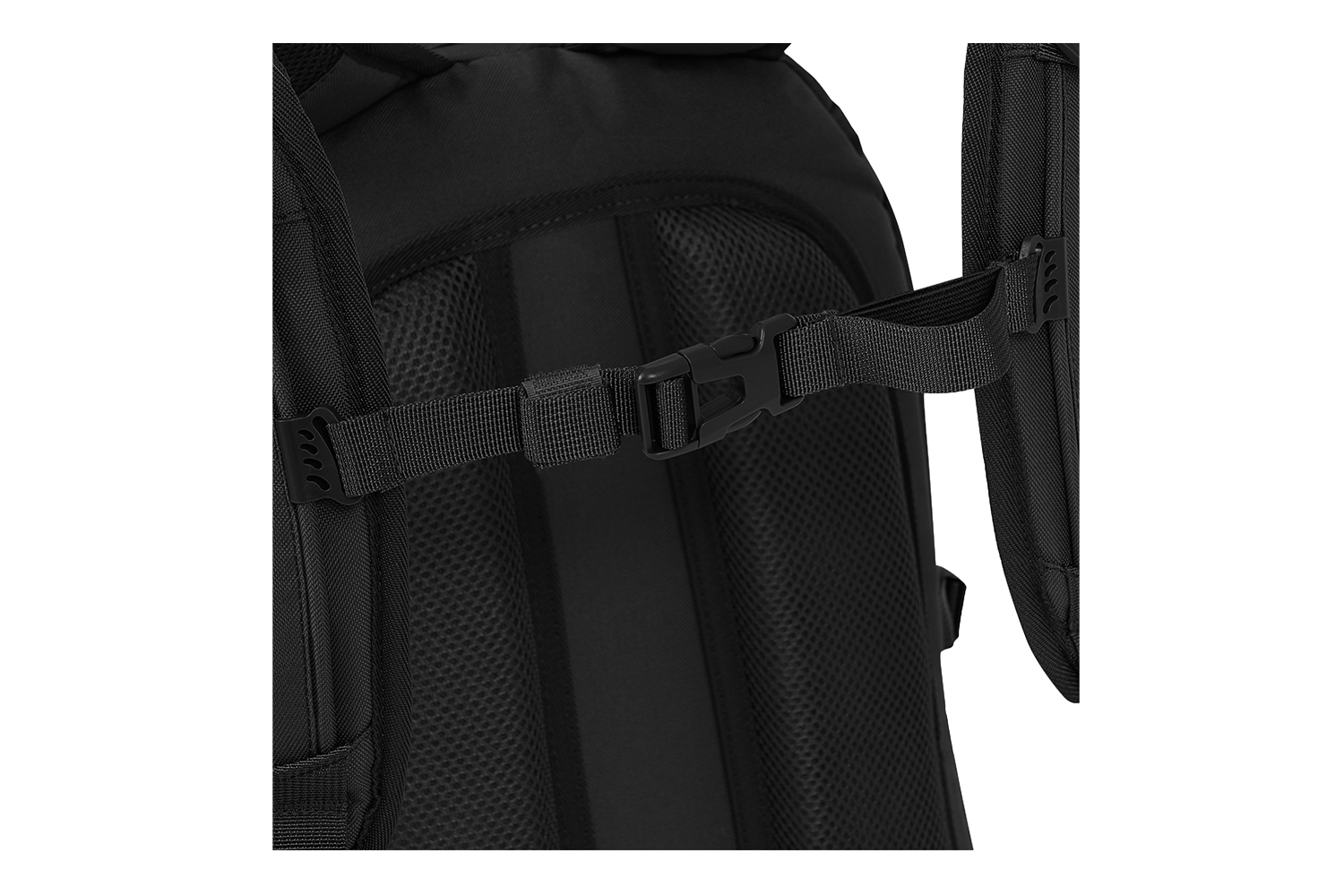 Nahaufnahme eines schwarzen Brustgurts für einen taktischen Rucksack mit Kunststoffschnalle, verstellbarem Nylongewebe und Netzpolsterung.